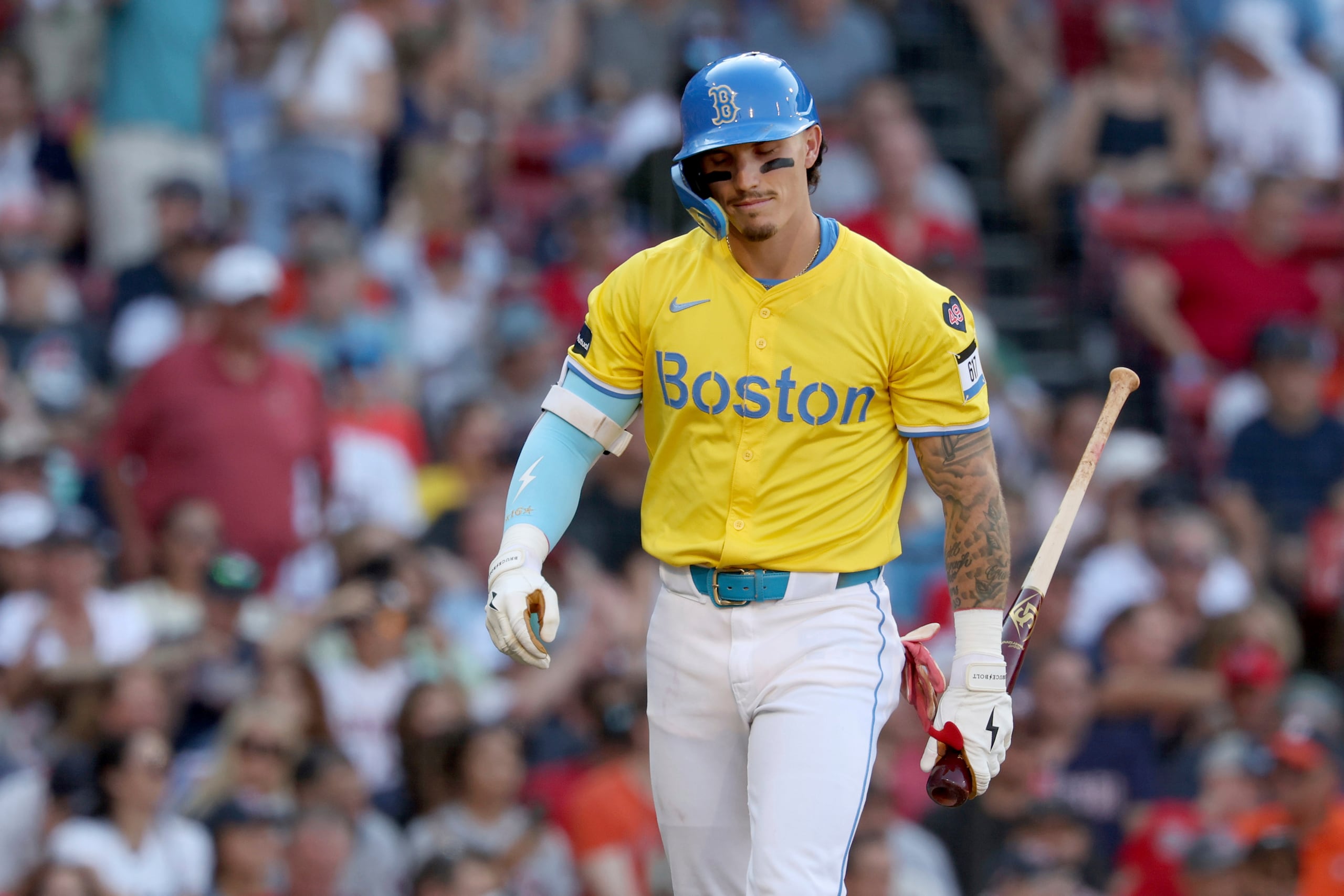 Jarren Durán, de los Red Sox de Boston, reacciona después de poncharse durante la tercera entrada de un juego de béisbol contra los Astros de Houston.