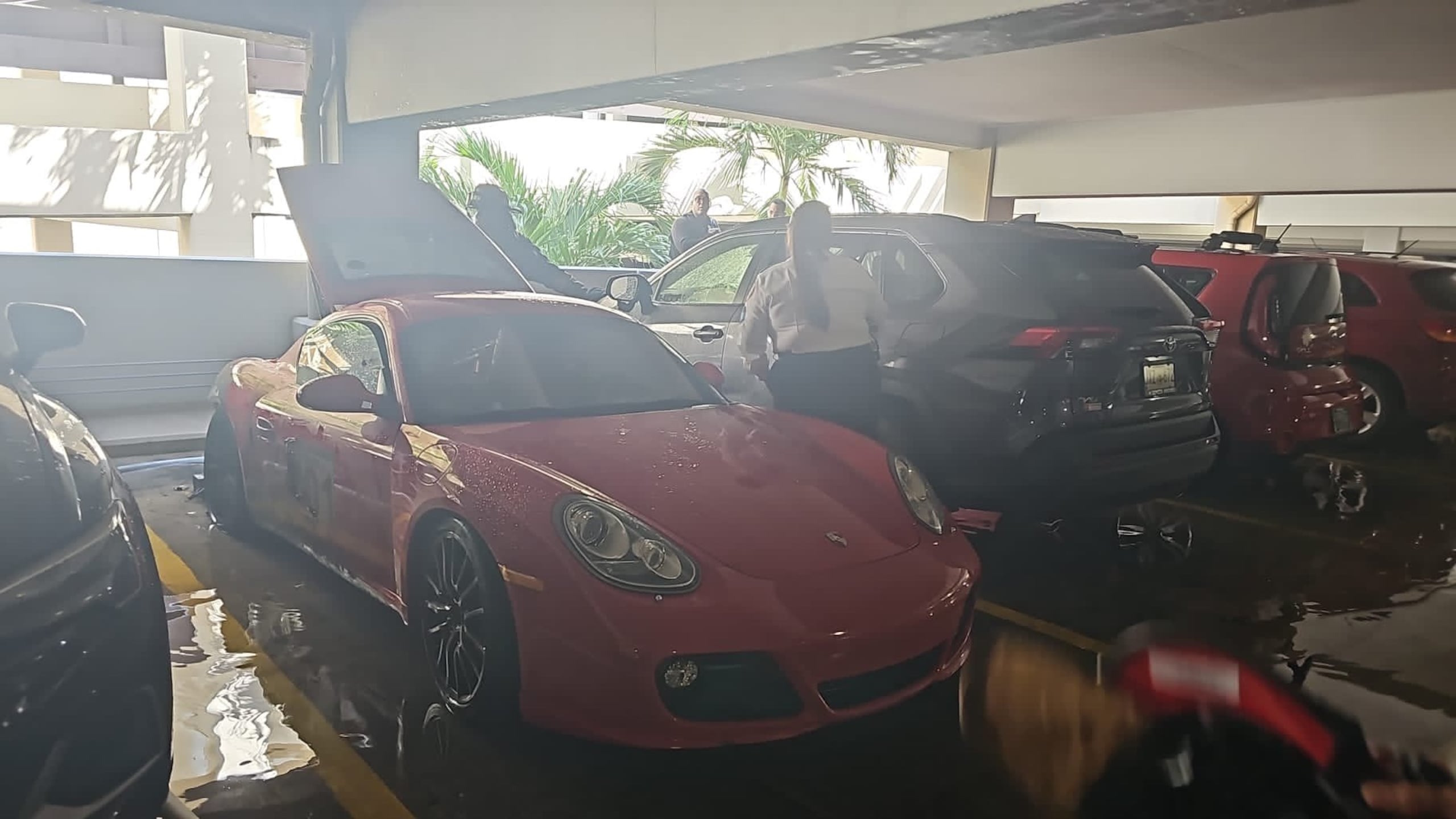 Porsche quemado en Plaza Las Américas el 19 de diciembre de 2023.