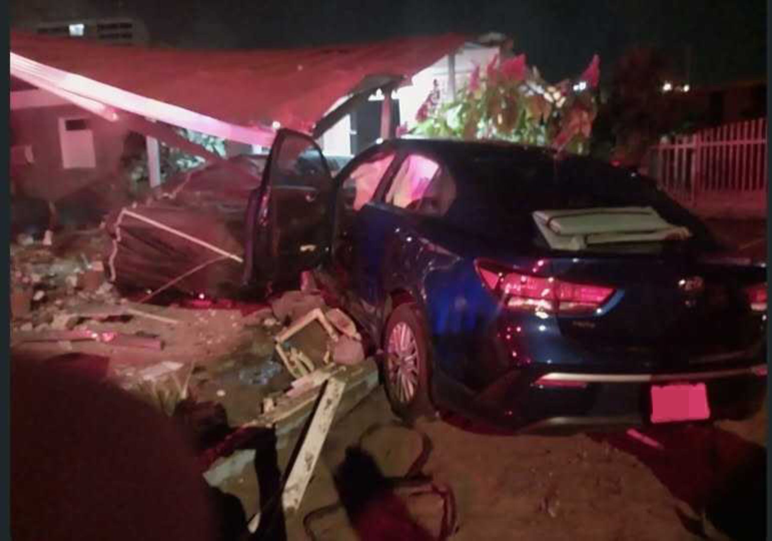 La mujer perdió el control de un auto Kia Rio tras resulta herida de bala.