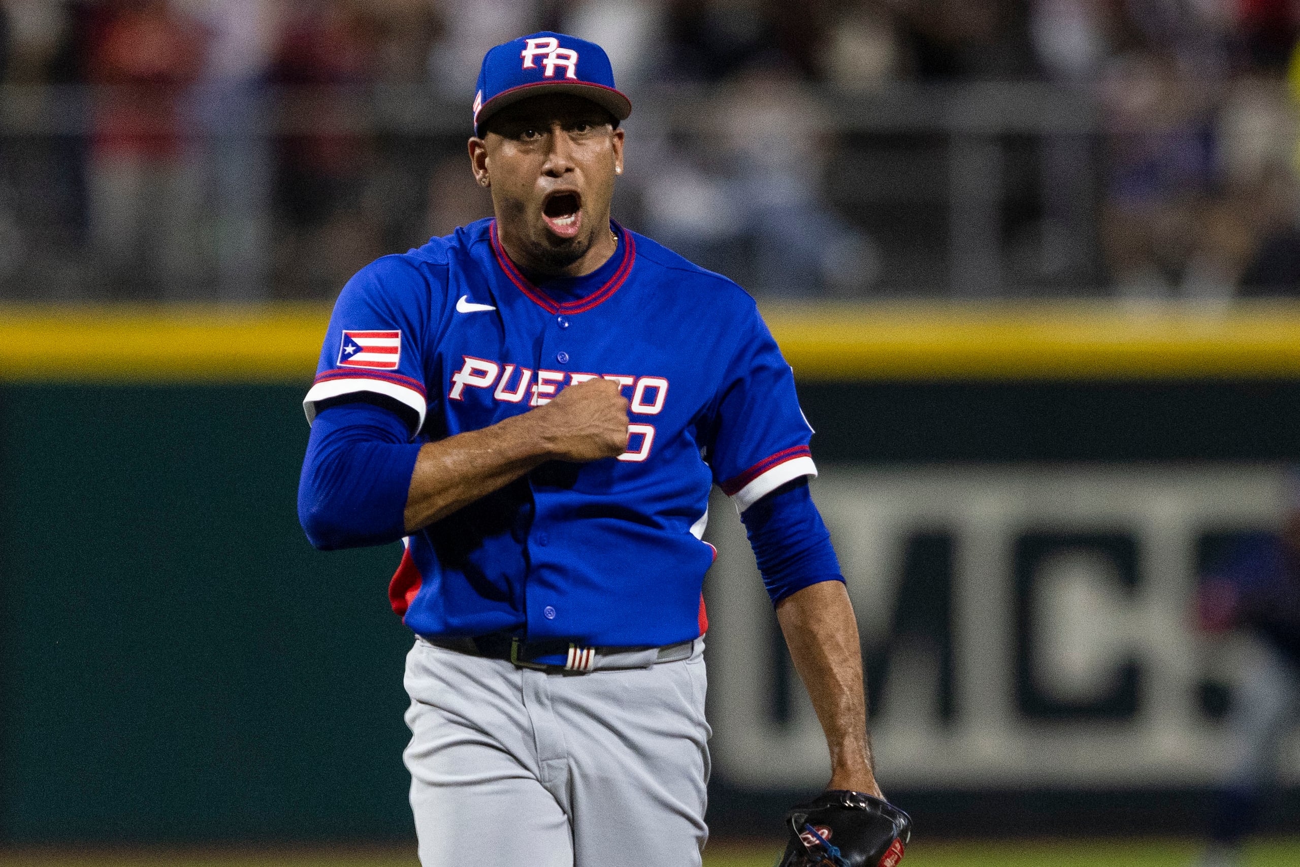 Edwin "Sugar" Díaz celebra tras ponchar a tres bateadores en la novena entrada en el juego entre Puerto Rico y Colombia.