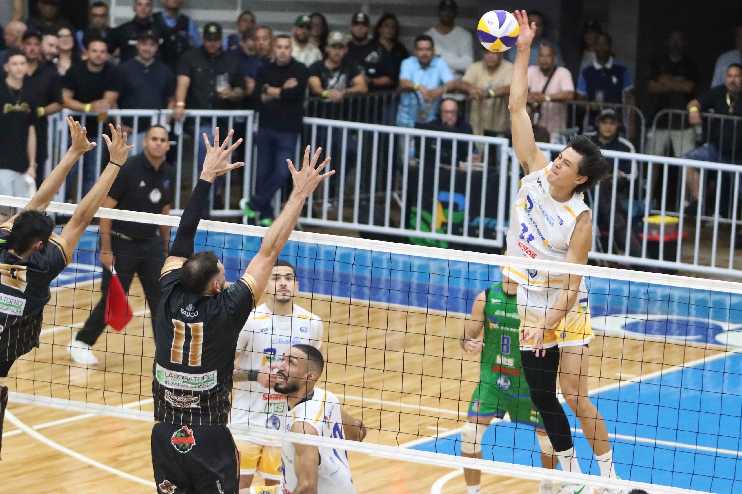 Spencer Olivier, de los Plataneros de Corozal, atacaante la defensa de los Cafeteros de Yauco en el sexto juego de la semifinal B de la LVSM.