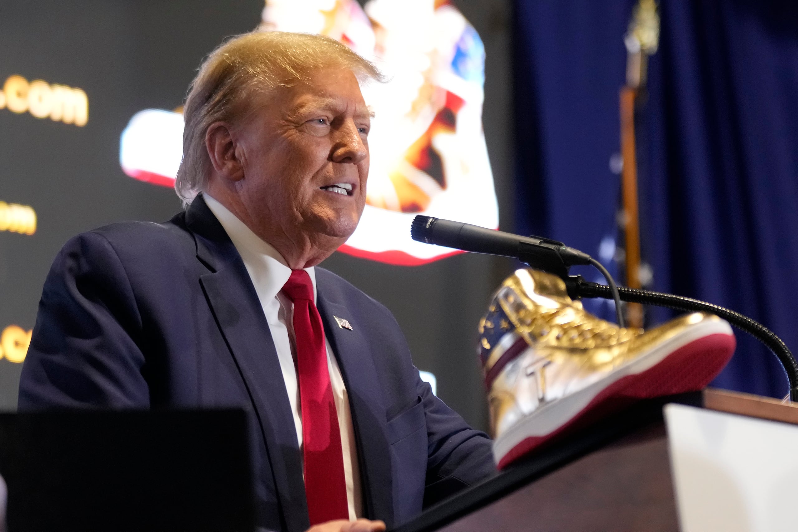 El viernes pasado un juez de Nueva York ordenó al exmandatario y a sus empresas pagar unos $355 millones en multas, y lo inhabilitó para ejercer como director de cualquier empresa en el estado durante los próximos tres años.