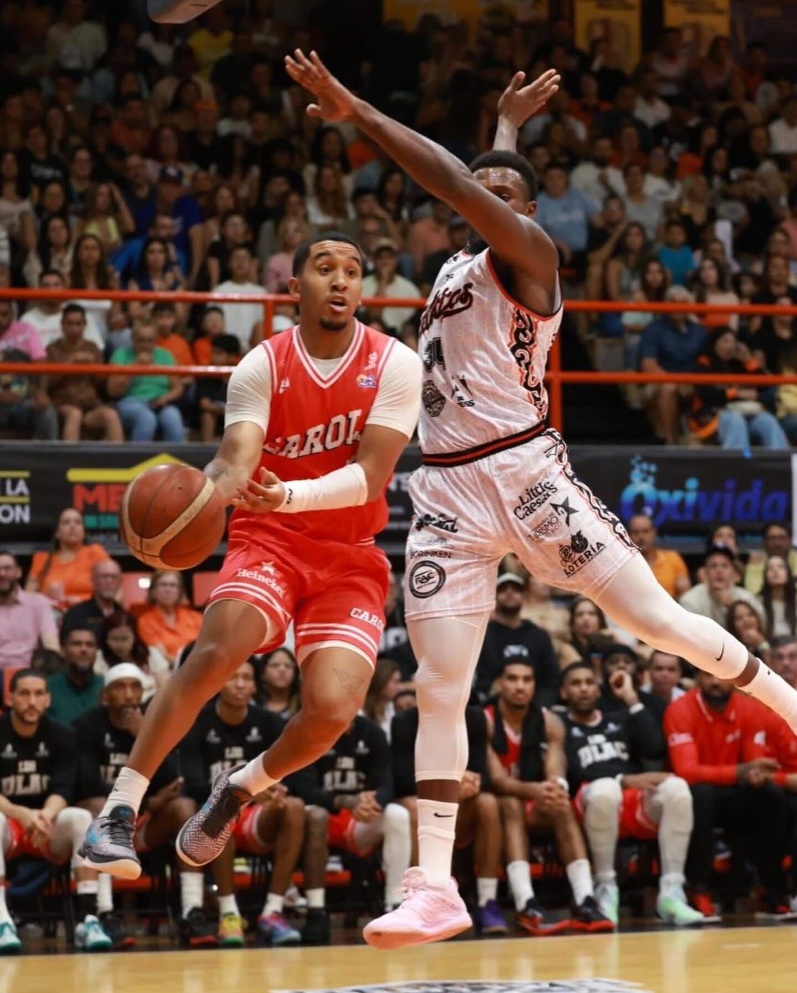 Tremont Waters busca pasar el balón en un juego entre los Gigantes de Carolina-Canóvanas y los Atléticos de San Germán.