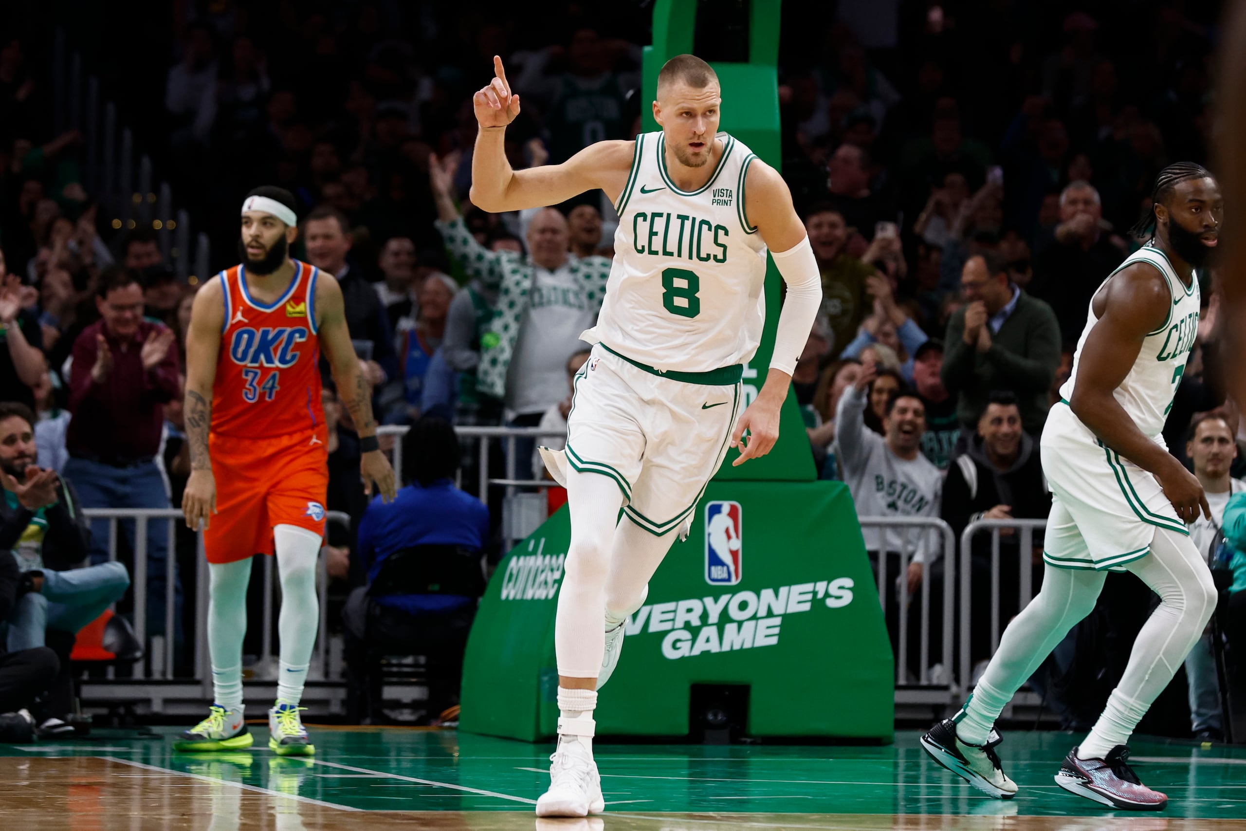 Kristaps Porzingis, de los Celtics de Boston, festeja tras encestar un triple ante el Thunder de Oklahoma City, el miércoles 3 de abril de 2024 (AP Foto/Winslow Townson)