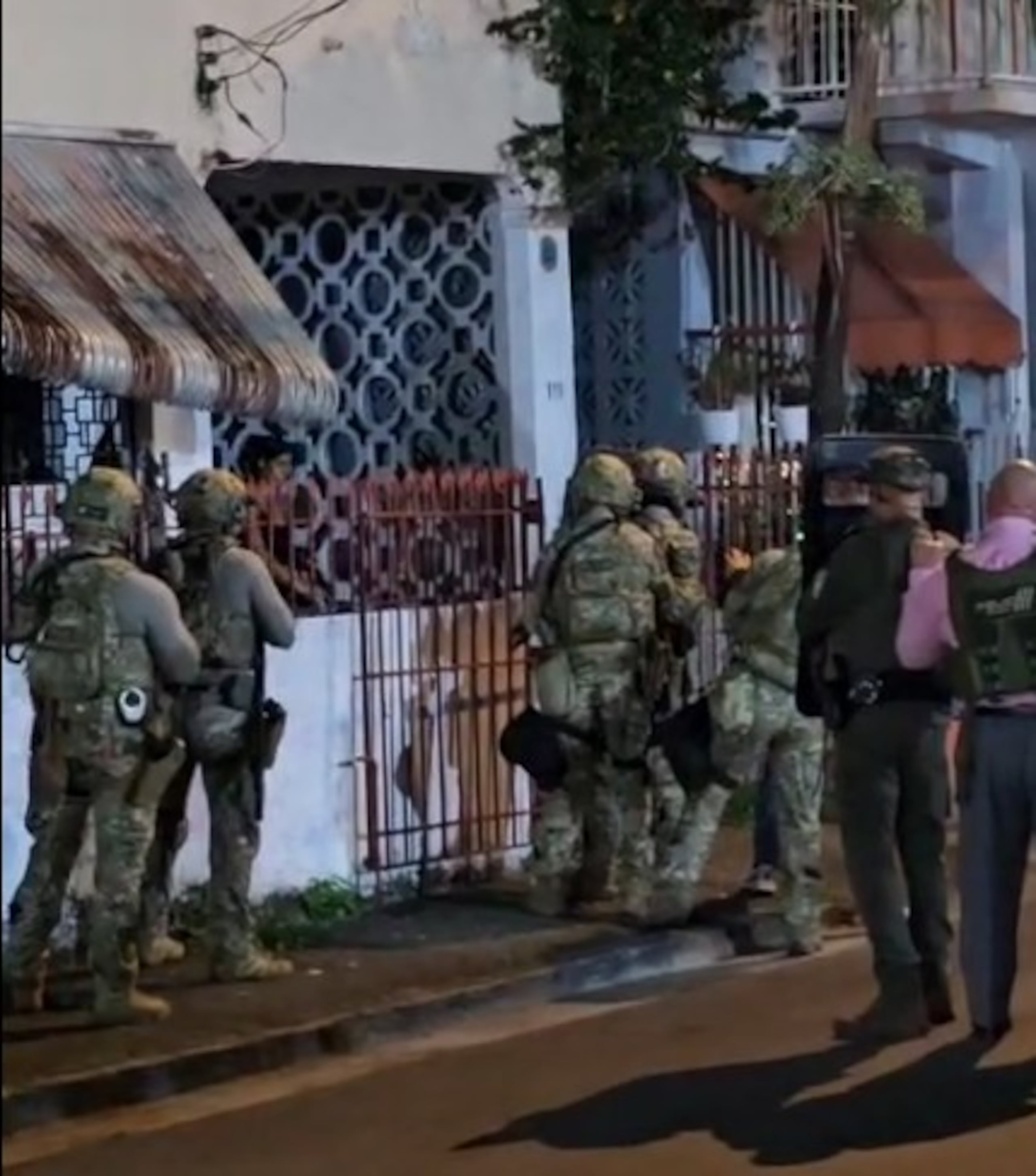 La mujer desistió de sus intenciones y fue puesta bajo custodia tras entregar el arma.