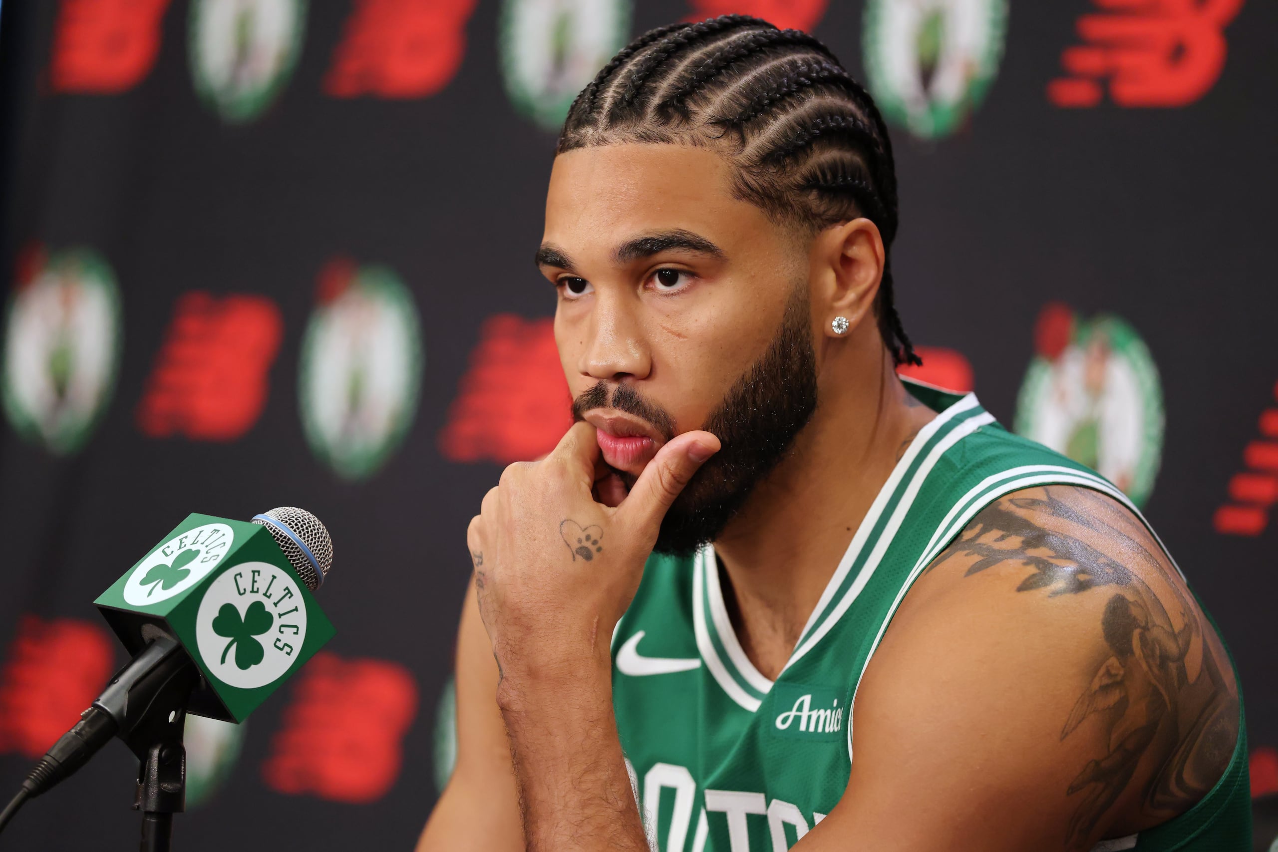 Jayson Tatum de los Celtics de Boston durante una rueda de prensa, el lunes 29 de septiembre de 2025, en Boston. (AP Foto/Michael Dwyer)
