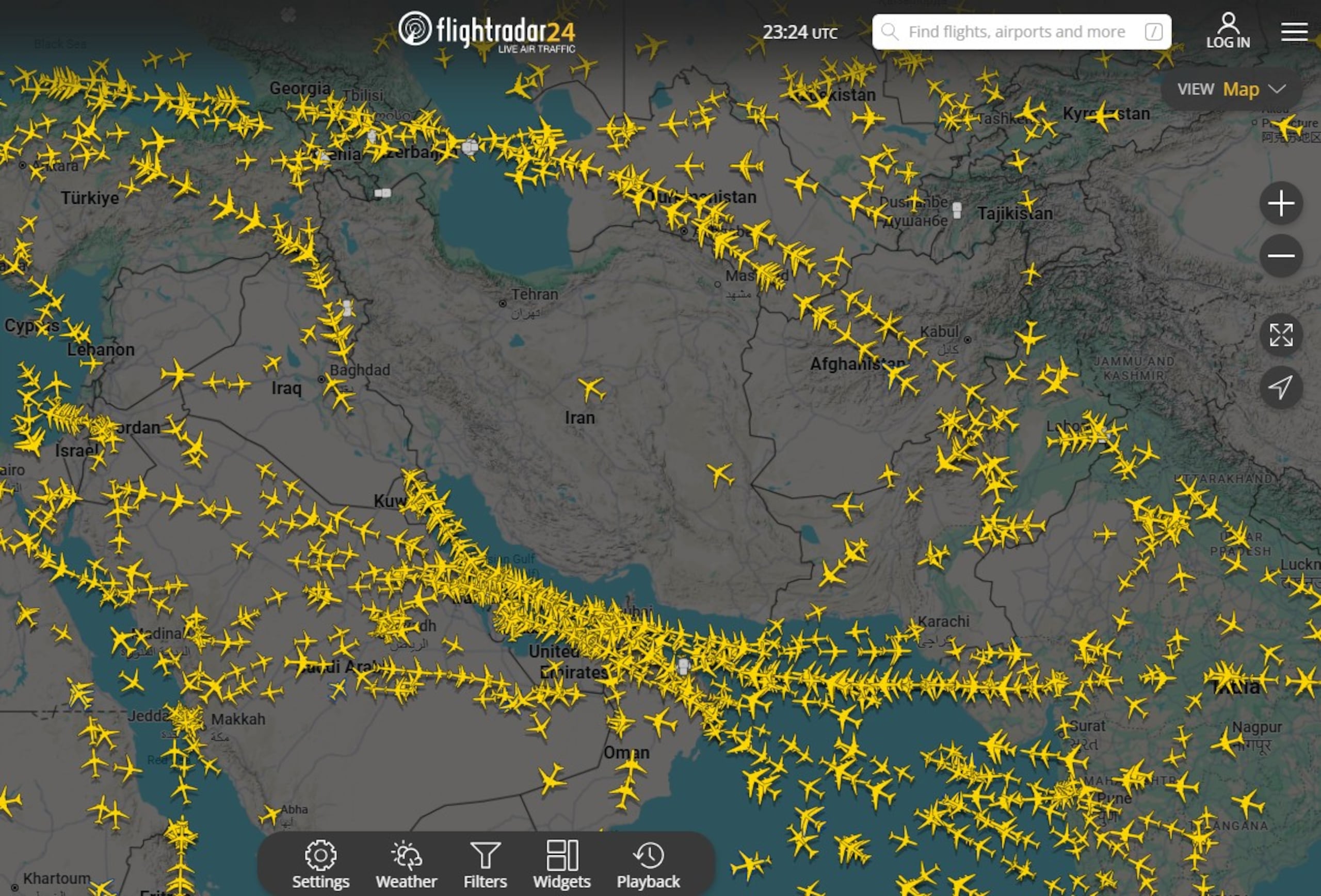 Las imágenes de Flightradar24 muestran el cielo iraní prácticamente vacío de vuelos.