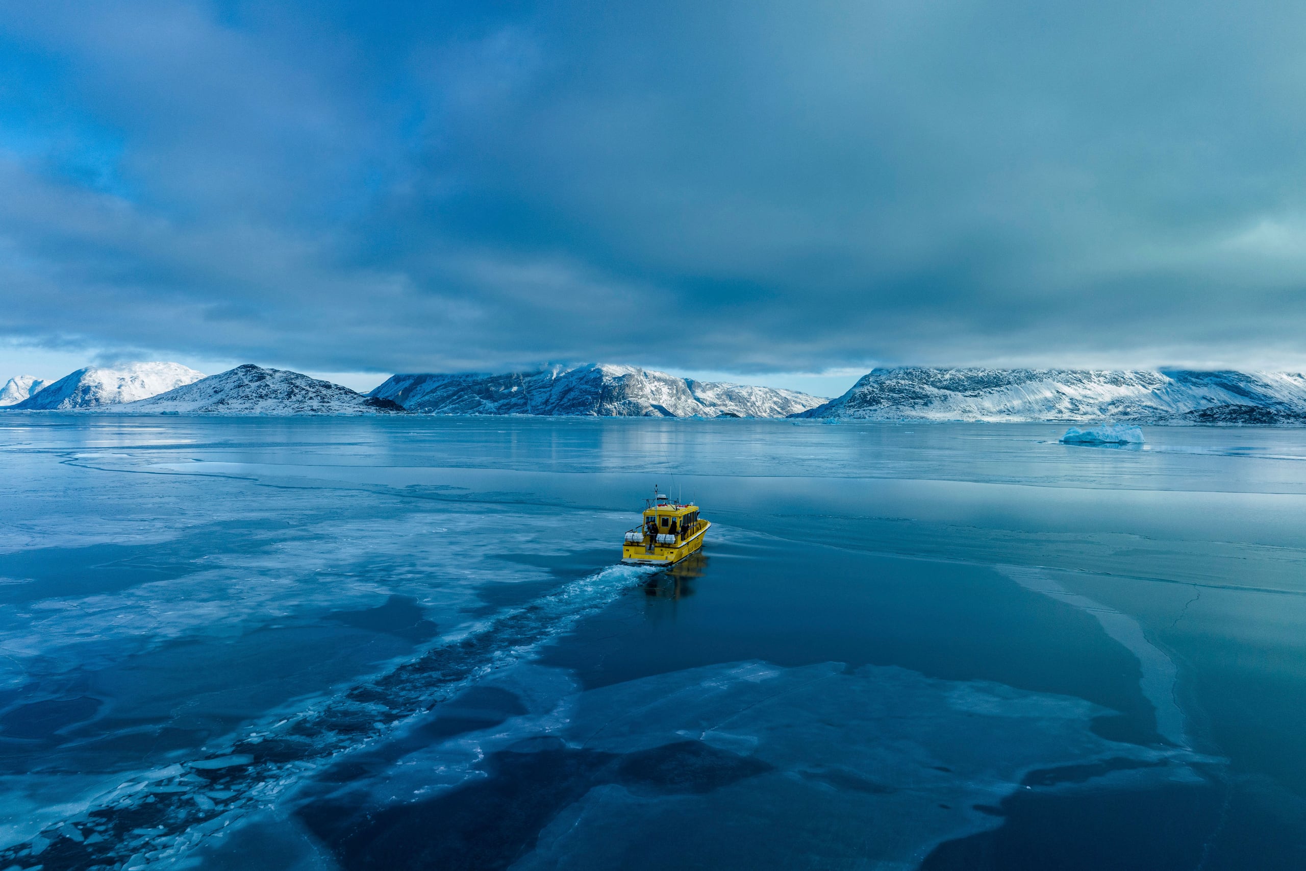 Un bote en el mar frente a Nuuk, Groenlandia, el 6 de marzo del 2025. (AP foto/Evgeniy Maloletka)