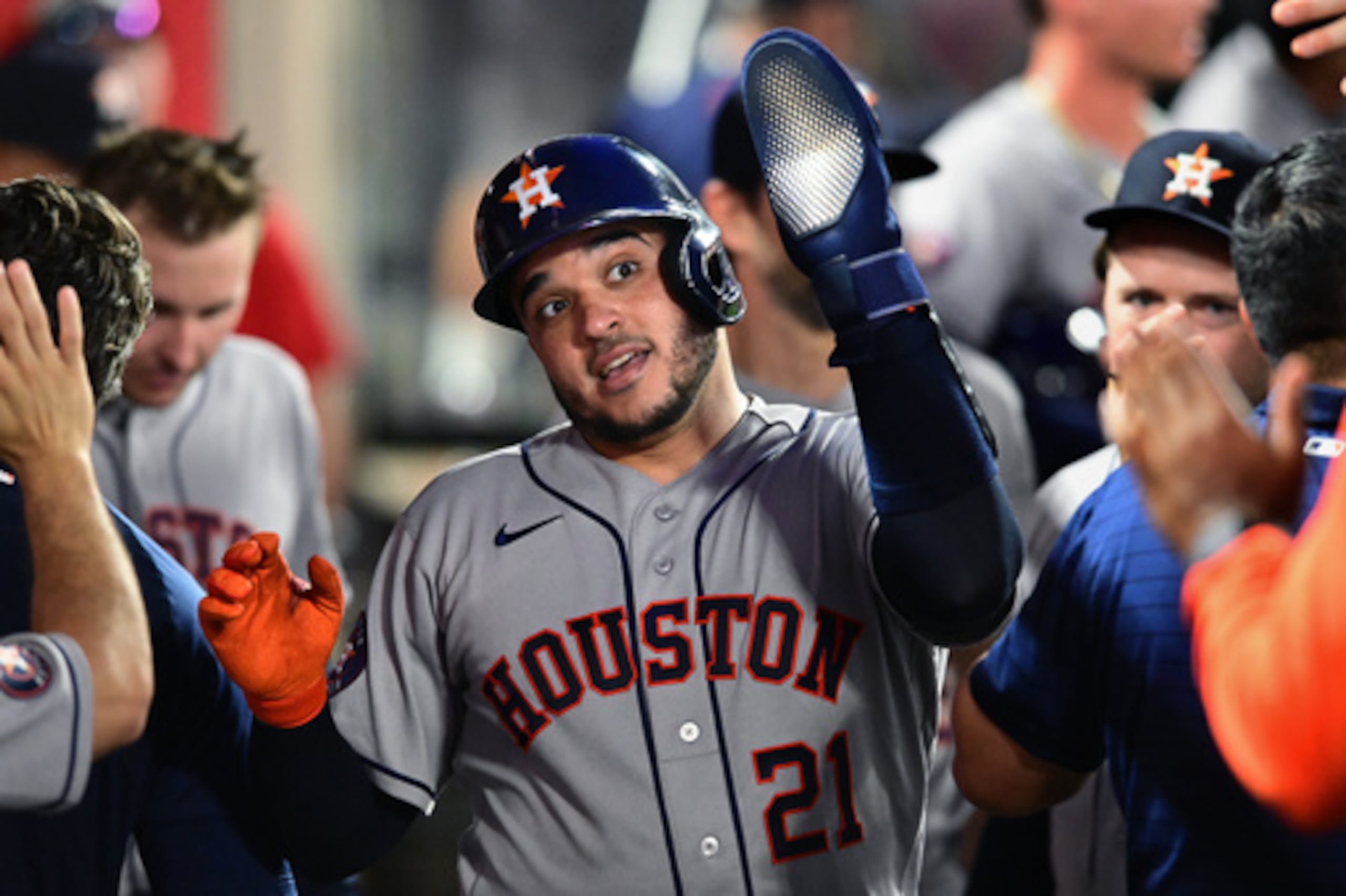 El dominicano Yainer Díaz, de los Astros de Houston, celebra tras anotar ante los Angelinos de Los Ángeles, el miércoles 29 de julio de 2026 (Foto AP/Wally Skalij)