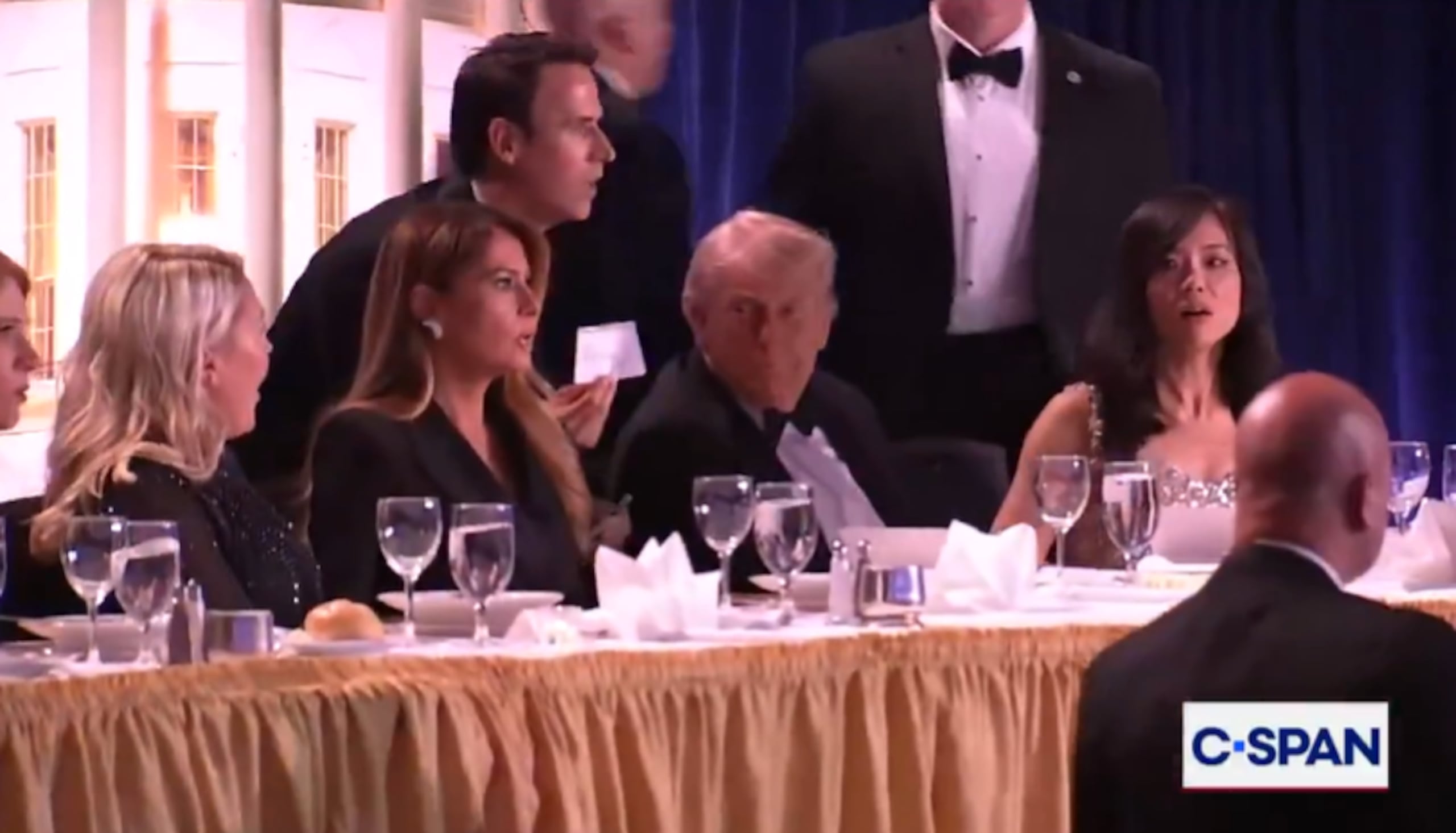 En el momento del incidente, Oz Pearlman se encontraba en la mesa presidencial junto a la primera dama, Melania Trump, y la secretaria de prensa de la Casa Blanca, Karoline Leavitt.