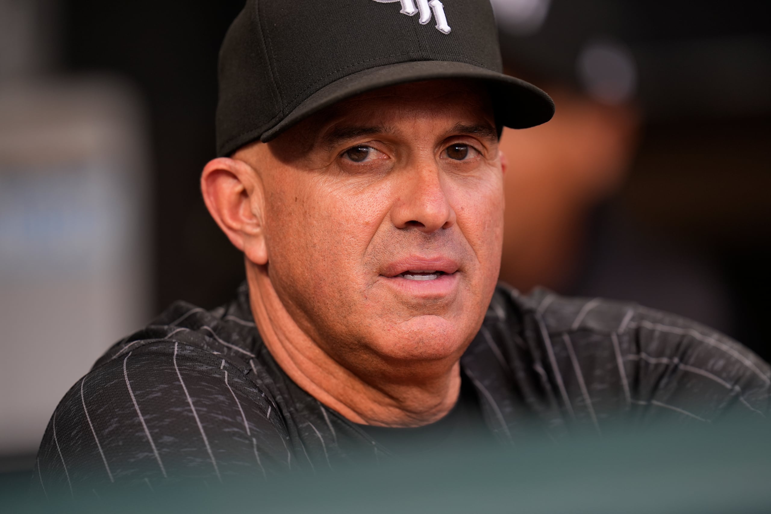 Pedro Grifol aparece aquí en el dugout durante un partido.