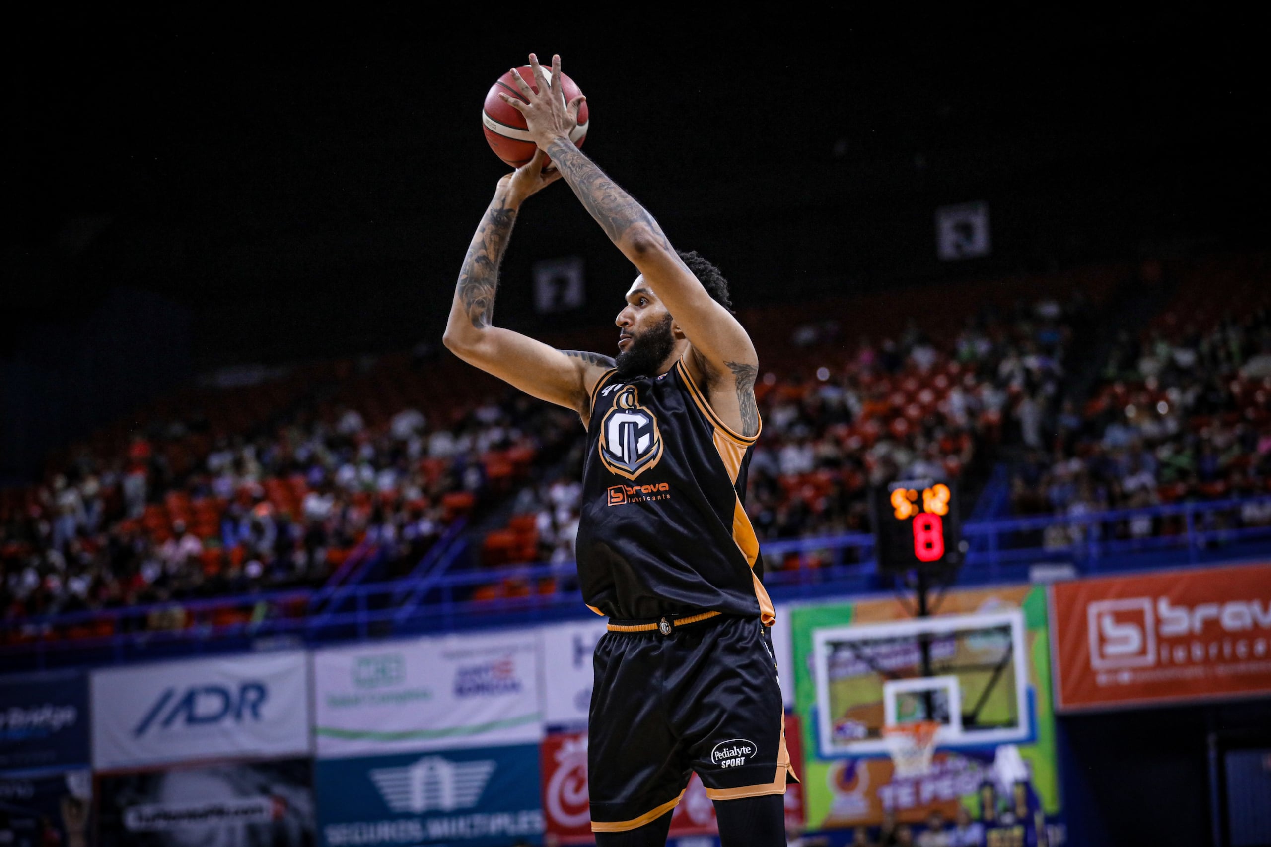Jonah Bolden, de los Capitanes de Arecibo, lanza al canasto durante el partido del jueves ante los Vaqueros de Bayamón.