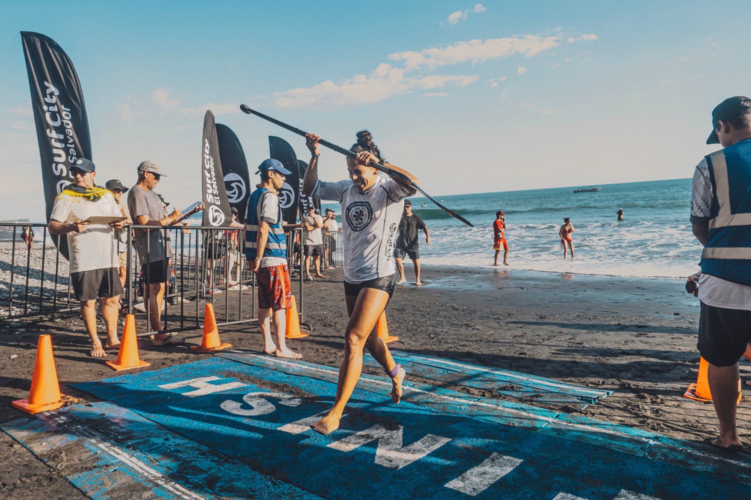Mariecarmen Rivera cruza la meta para ganar la medalla de oro. (ISA/Pablo Franco)