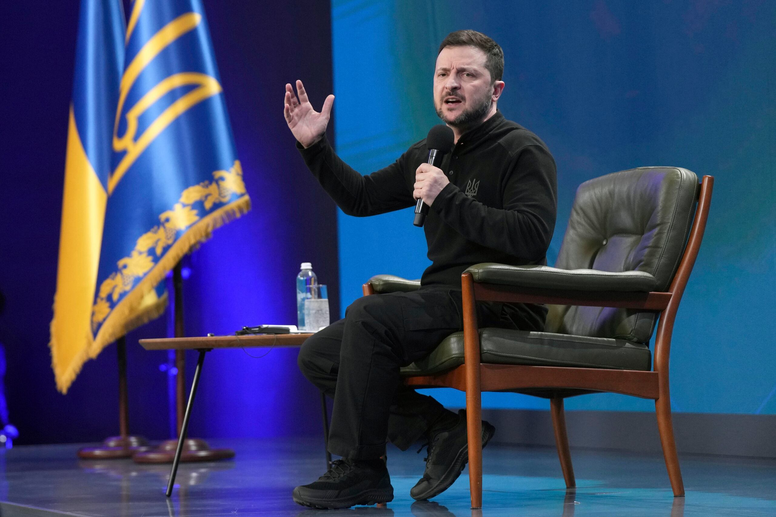 El presidente de Ucrania Volodymyr Zelenskyy durante una conferencia de prensa, el domingo 23 de febrero de 2025, en Kiev, Ucrania. (AP Foto/Evgeniy Maloletka)