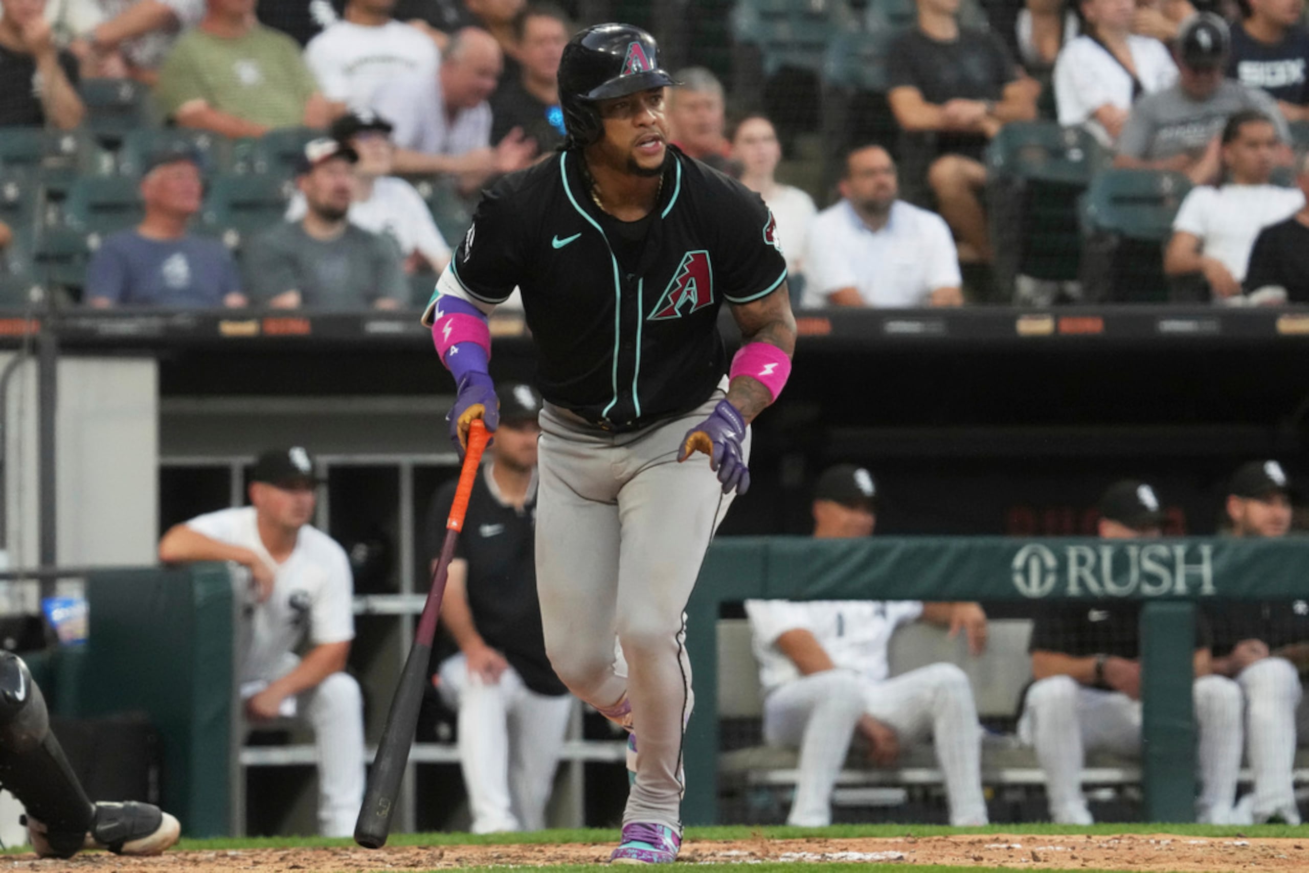 Ketel Marte, de los Arizona Diamondbacks, observa su jonrón solitario durante la cuarta entrada de un juego de béisbol contra los Chicago White Sox, el lunes 23 de junio de 2025, en Chicago.