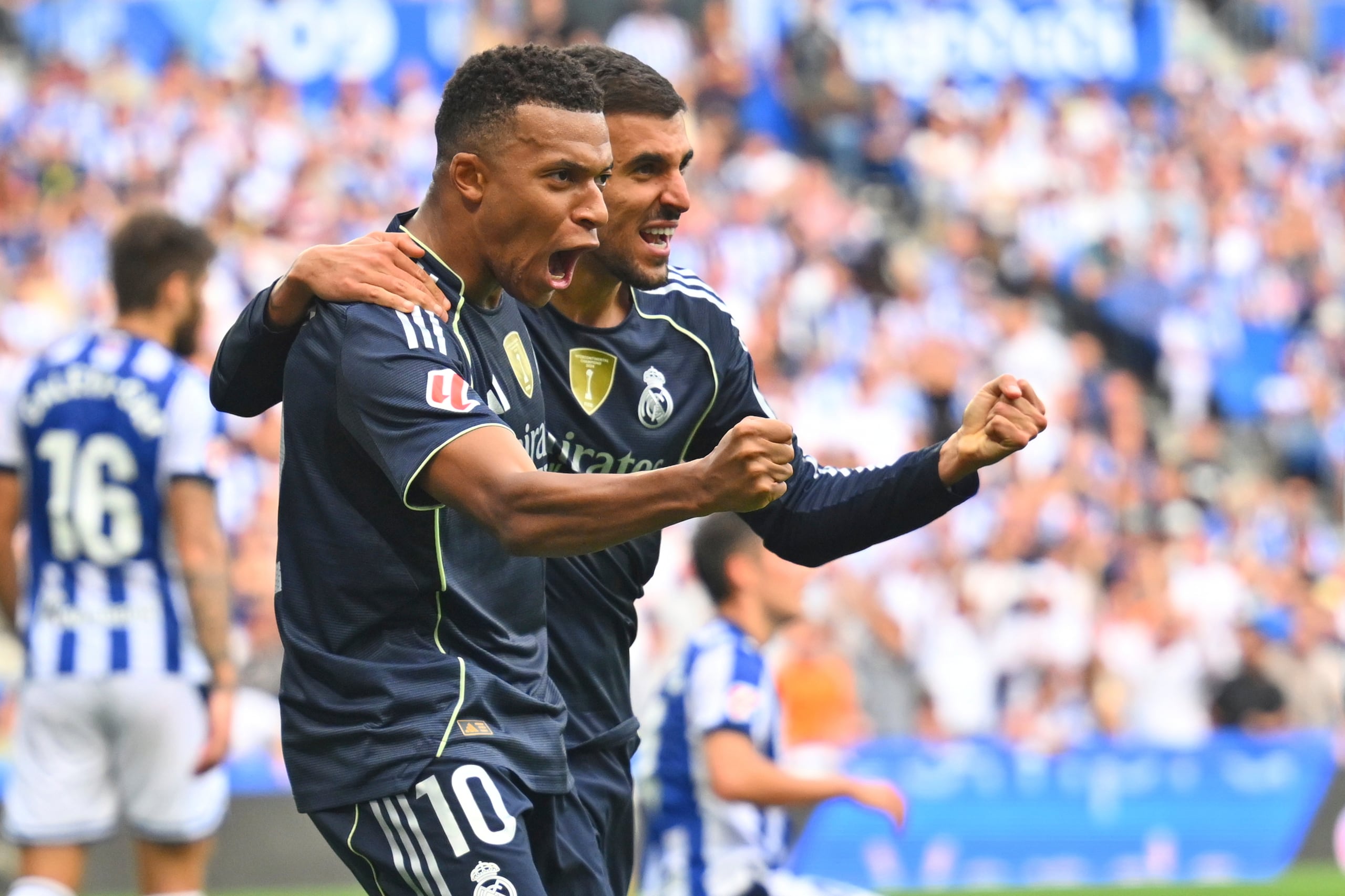 Kylian Mbappé y Dani Ceballos, del Real Madrid, reaccionan tras un gol en el juego ante la Real Sociedad en La Liga Española.