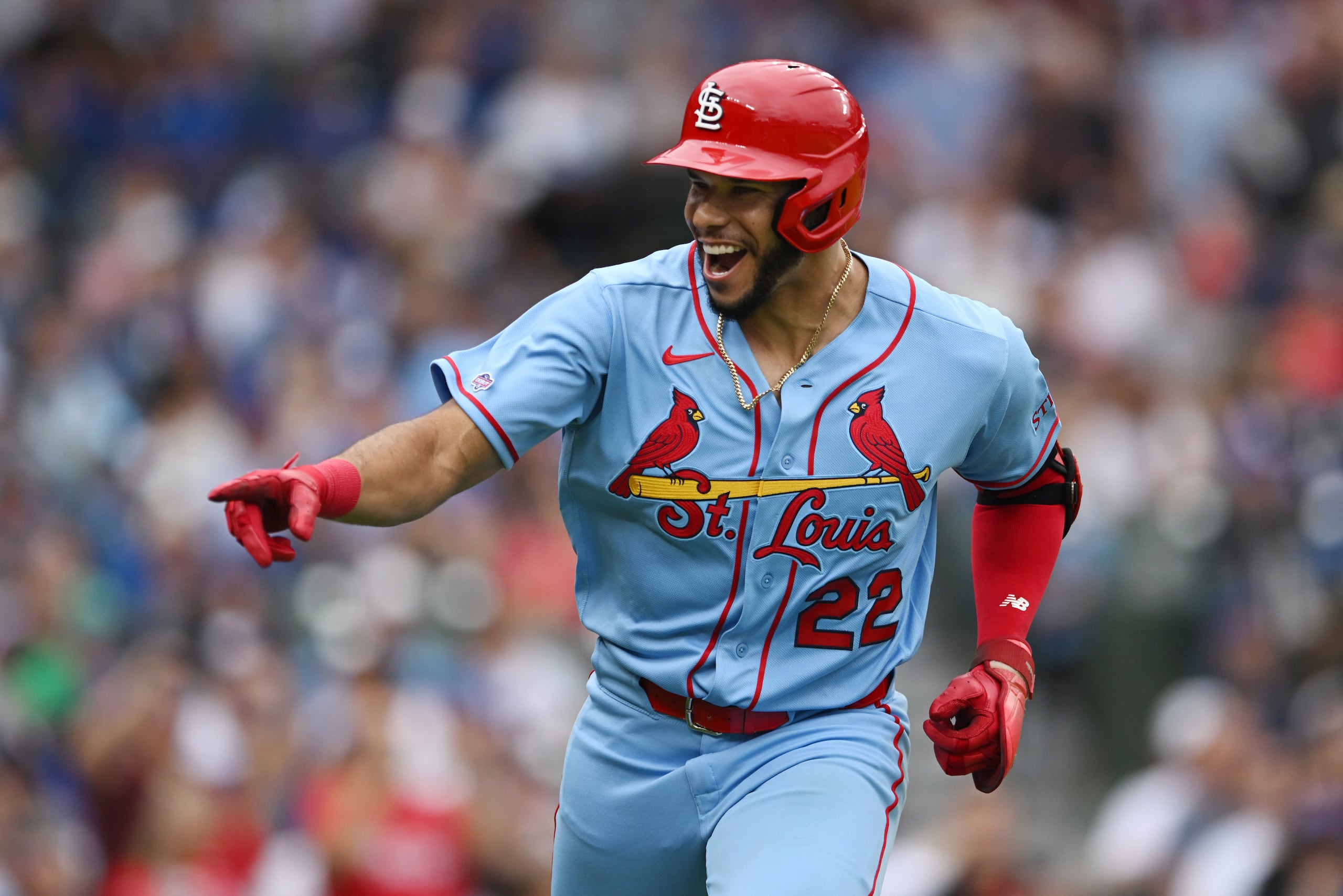 Joshua Báez, de los Cardinals de San Luis, celebra tras conectar un jonrón de tres carreras durante la primera entrada de un juego contra los Cubs de Chicago.