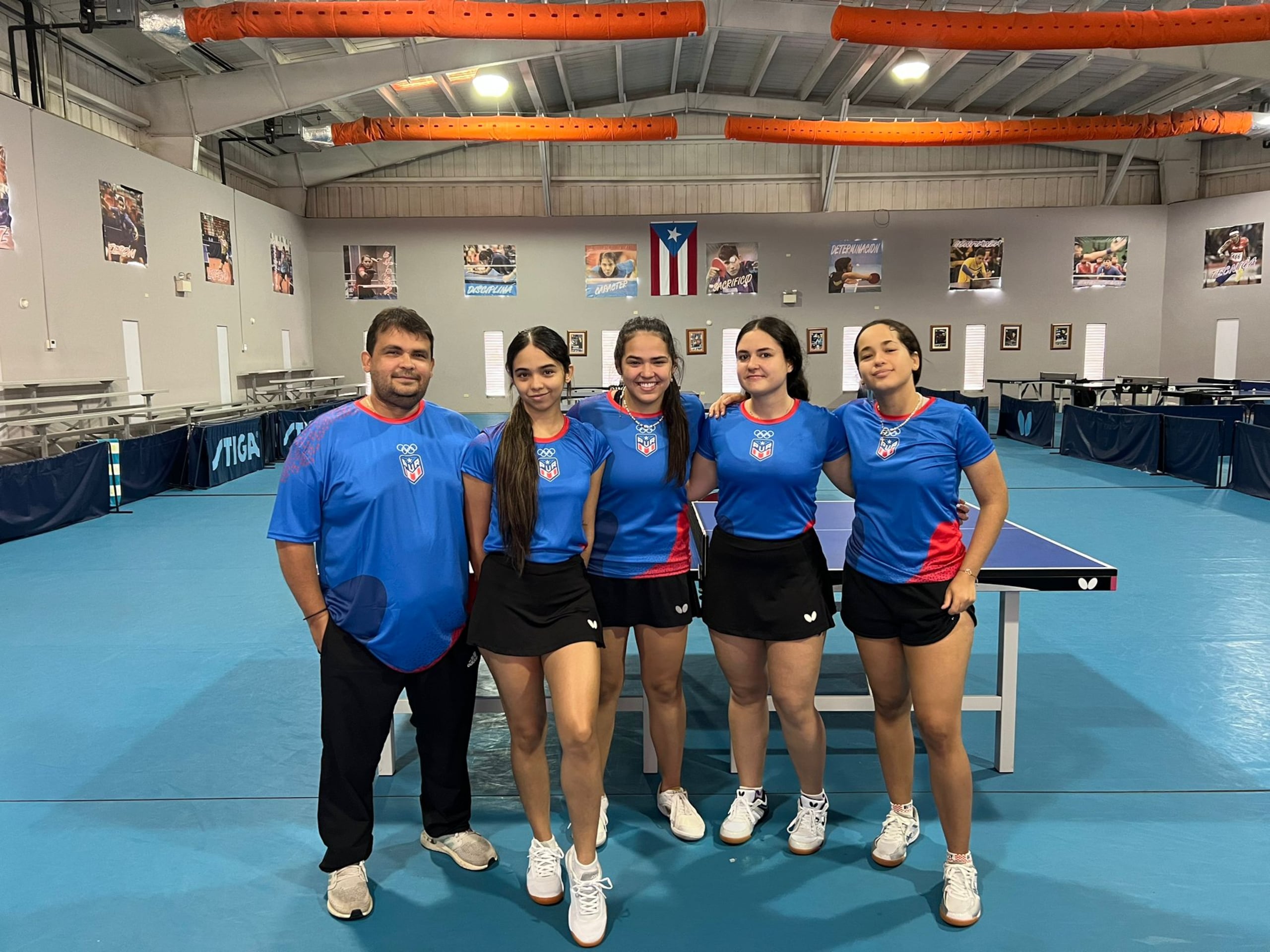 Aquí el Equipo Nacional de Tenis de Mesa para San Salvador 2023, con su entrenador Bladimir Díaz. En orden están Melanie y Adriana Díaz, seguidas por Brianna Burgos y Alondra Rodríguez.