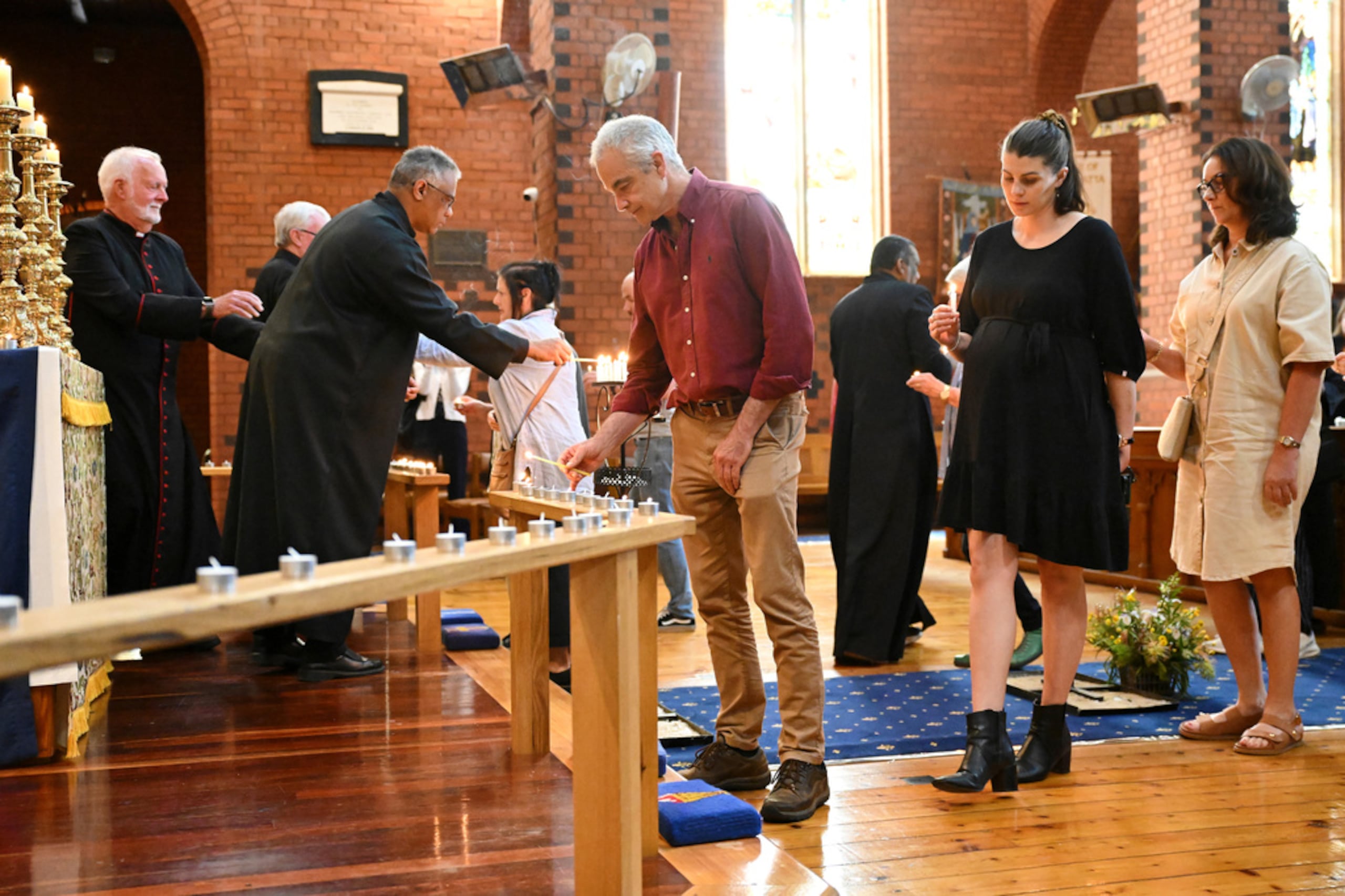 Personas hacen fila para encender velas durante una vigilia en honor a Helen Haines en la Catedral Anglicana de la Santísima Trinidad, en Wangaratta, Australia, el martes 20 de octubre.