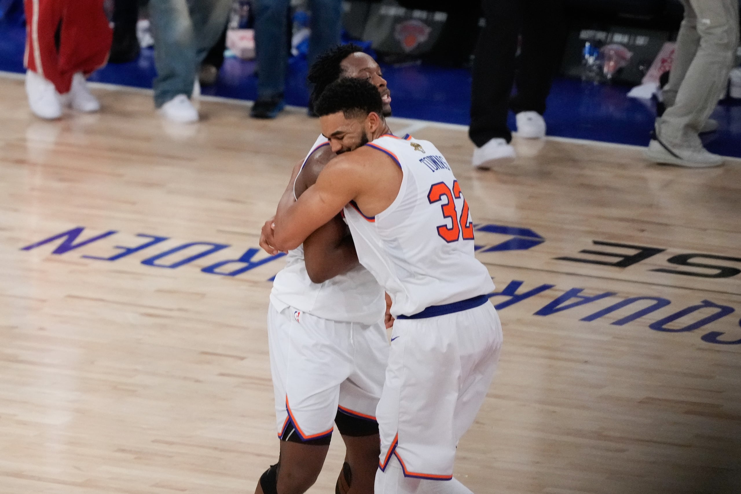 Karl-Anthony Towns abraza a OG Anunoby, el héroe del cuarto juego de las Finales de la NBA.