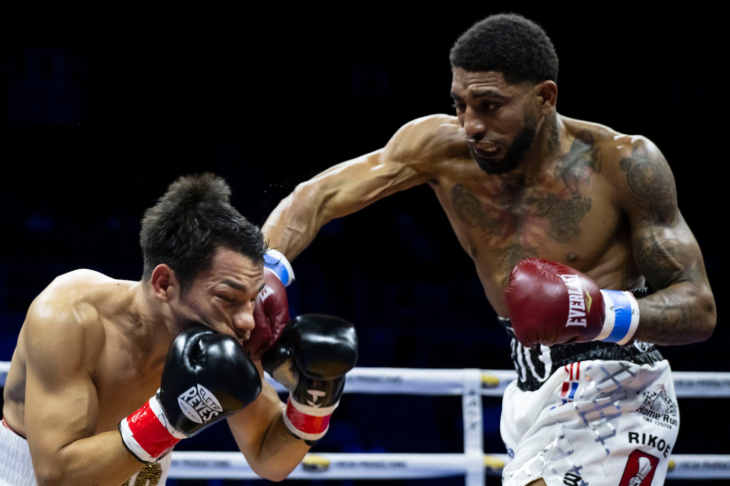 Alfredo “Ojo” Santiago castiga el rostro de Pedro Campa con una de las zurdas que lo enviaron a la lona en apenas el primer asalto.