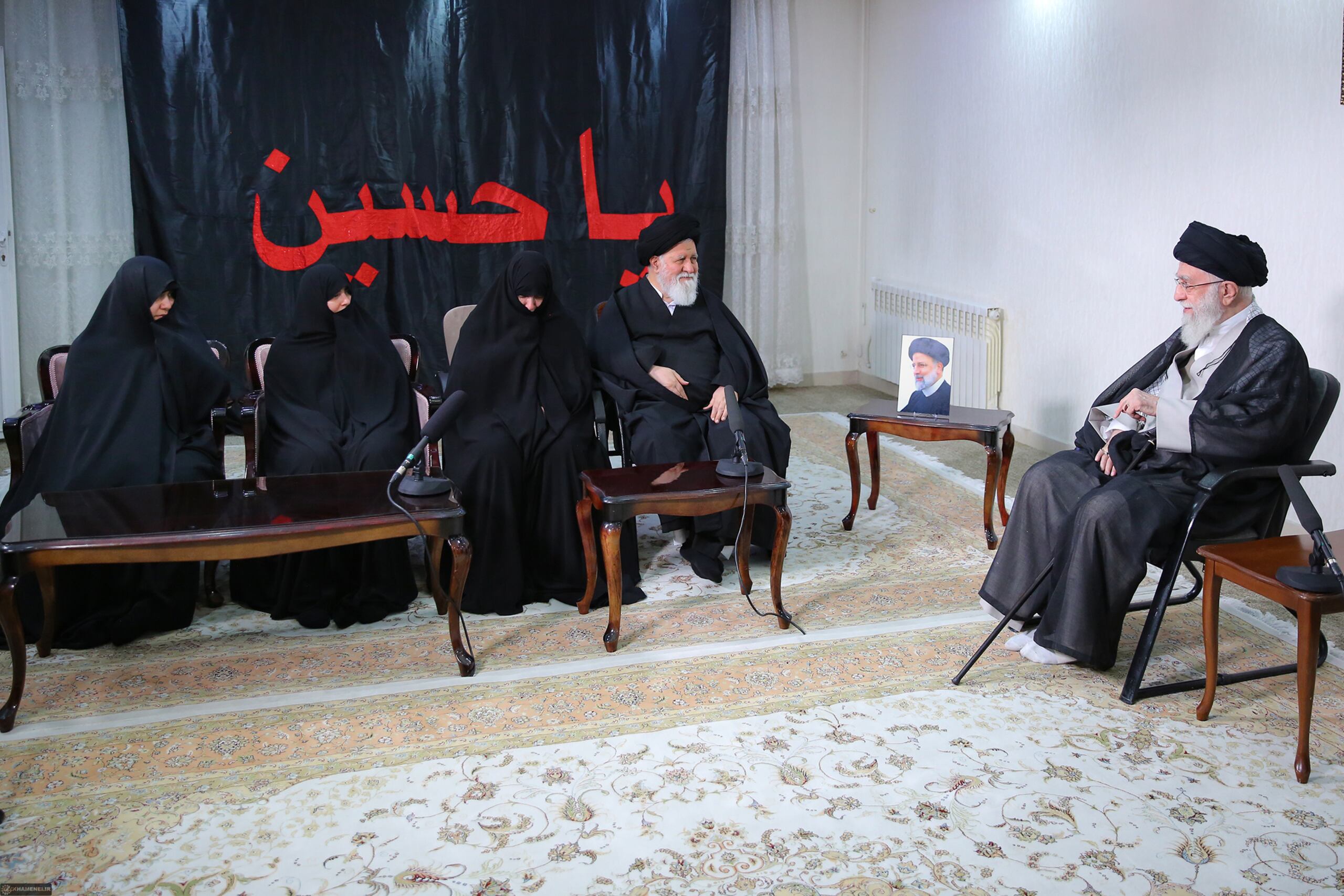 El líder supremo de Irán, Ali Jameneí (d),  se reunió y conversó con la familia del fallecido presidente Ebrahim Raisi, fallecido el pasado domingo en un accidente de helicóptero en la provincia de Azerbaiyán Oriental, debido a un fallo técnico. EFE/ Khamenei.ir - SOLO USO EDITORIAL/SOLO DISPONIBLE PARA ILUSTRAR LA NOTICIA QUE ACOMPAÑA (CRÉDITO OBLIGATORIO) -