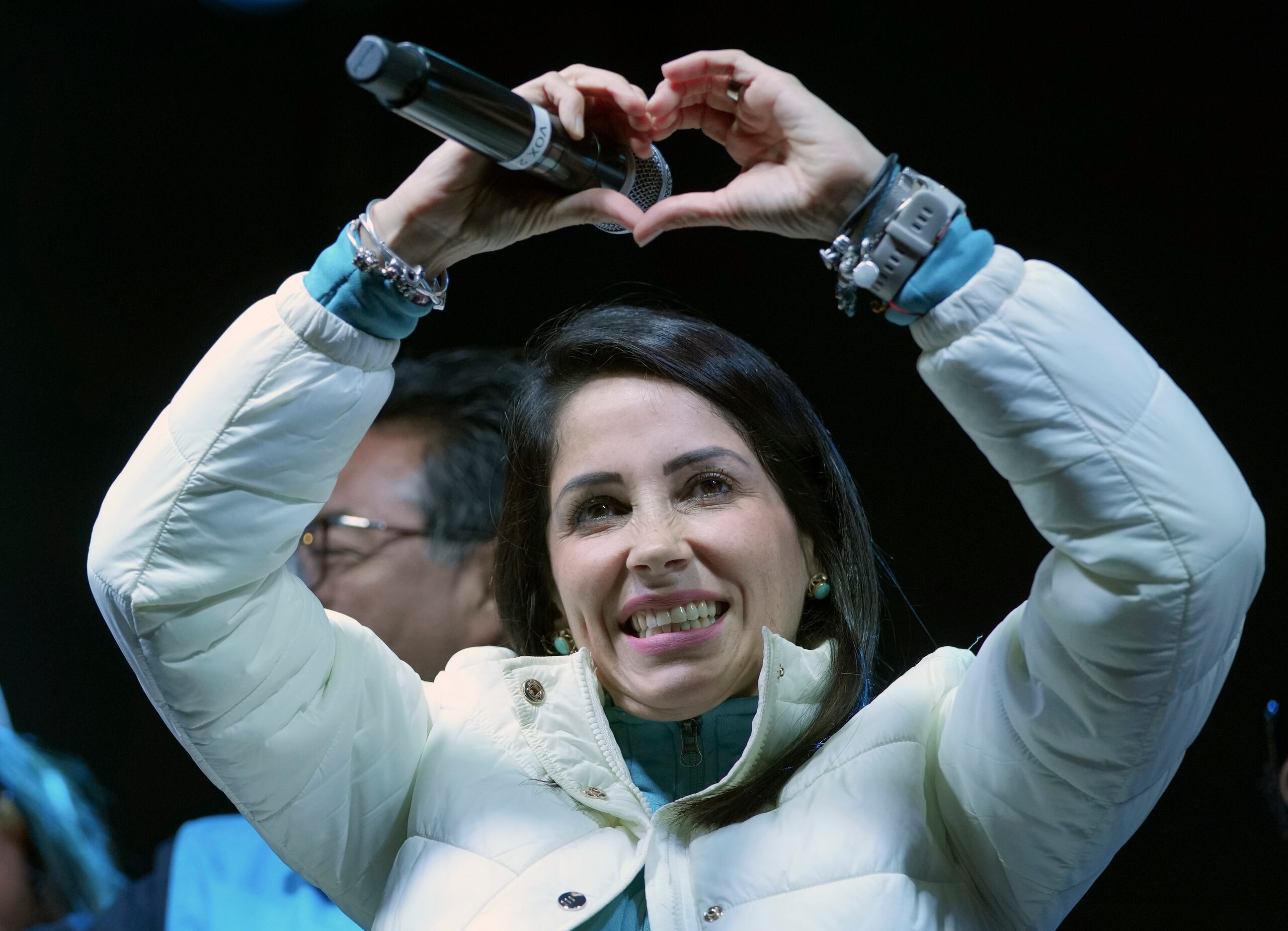 La candidata presidencial Luisa González, del movimiento Revolución Ciudadana, celebra los resultados preliminares que la colocan a la cabeza de las elecciones anticipadas, en Quito, Ecuador, el domingo 20 de agosto de 2023.