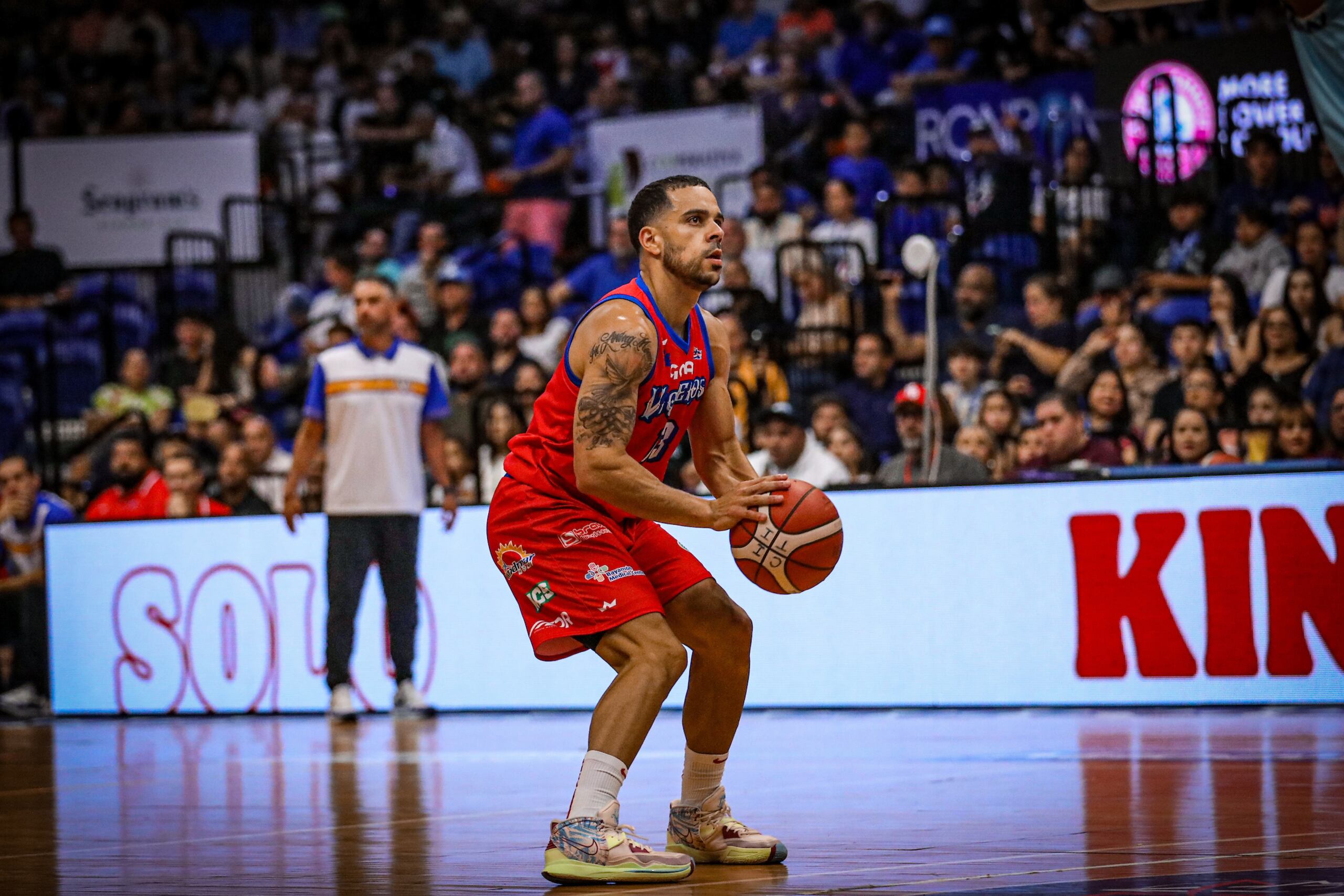 Ángel Rodríguez, de los Vaqueros de Bayamón, se prepara para lanzar desde la línea del tiro libre en el partido del sábado contra los Mets de Guaynabo.