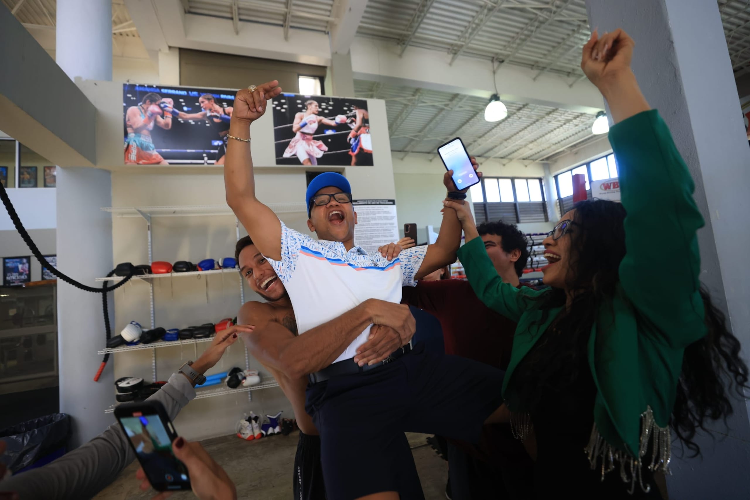 ¡Nuevo inmortal boricua! Iván Calderón celebra luego de conocer que fue elegido para exaltación.