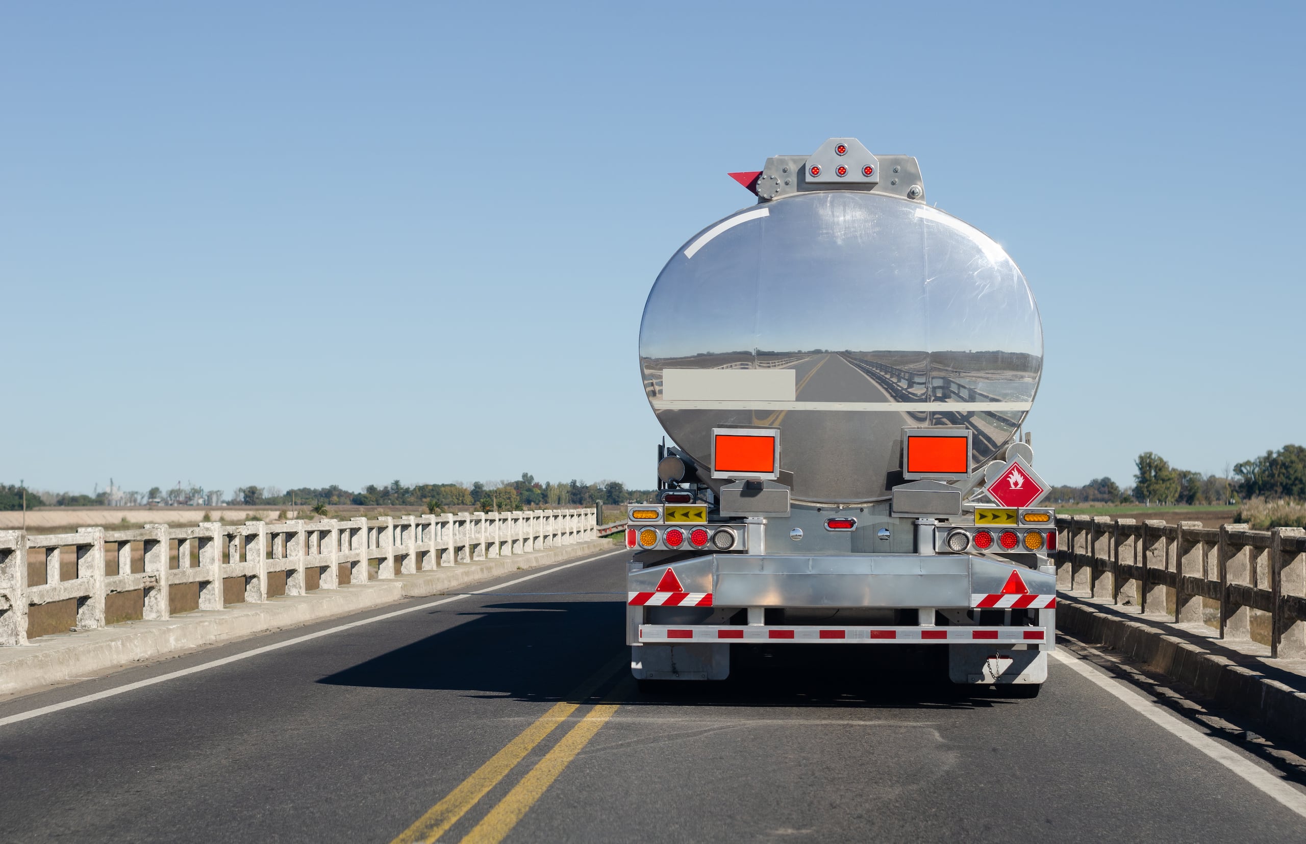 La ley federal exige que, para operar un vehículo comercial, el conductor debe “leer y hablar inglés lo suficiente como para conversar con el público en general, comprender las señales de tráfico en inglés.