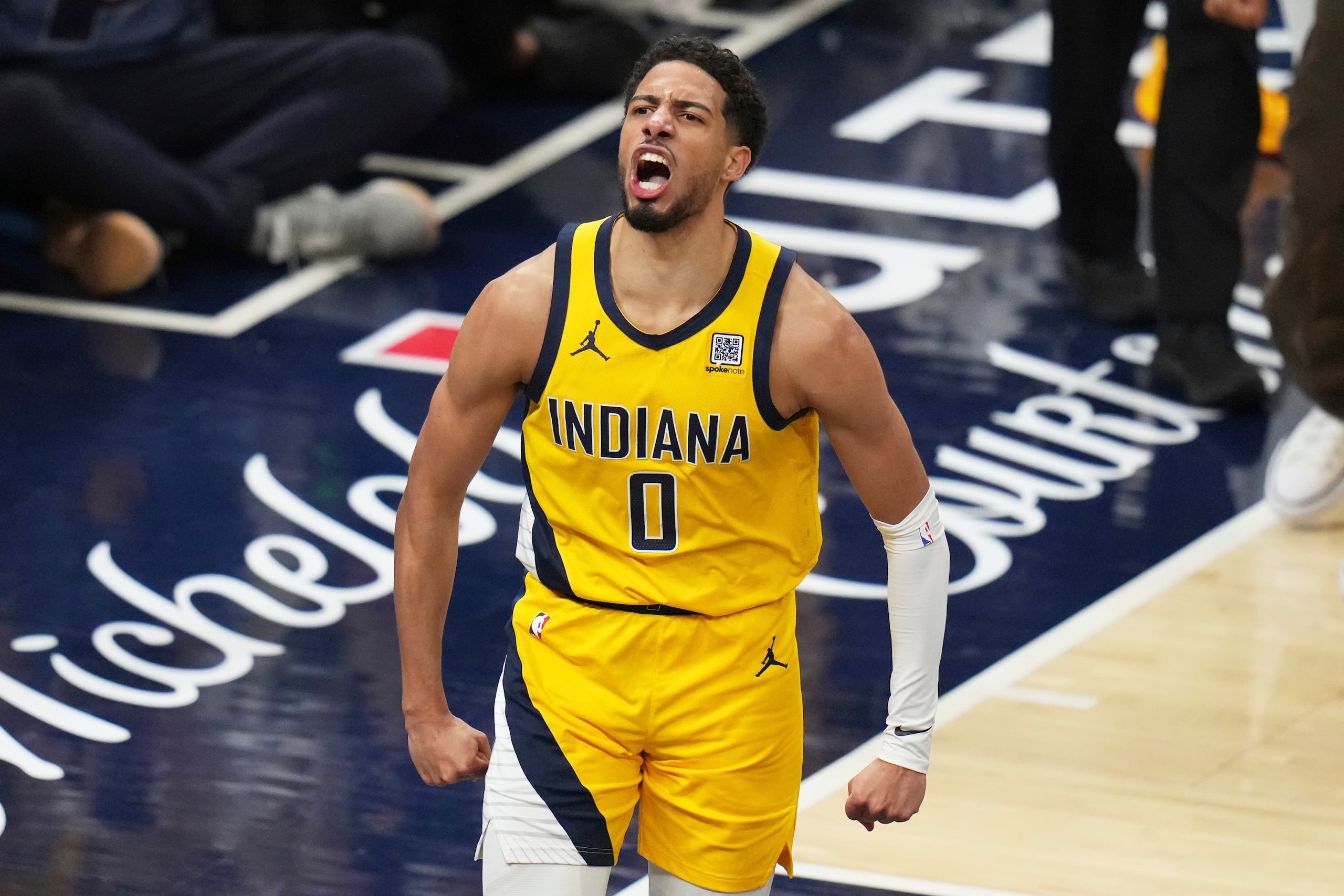 Tyrese Haliburton, de los Pacers de Indiana, celebra durante la primera mitad del tercer juego de las finales de la Conferencia Este del baloncesto de la NBA contra los Knicks de Nueva York, el domingo 25 de mayo de 2025, en Indianápolis.