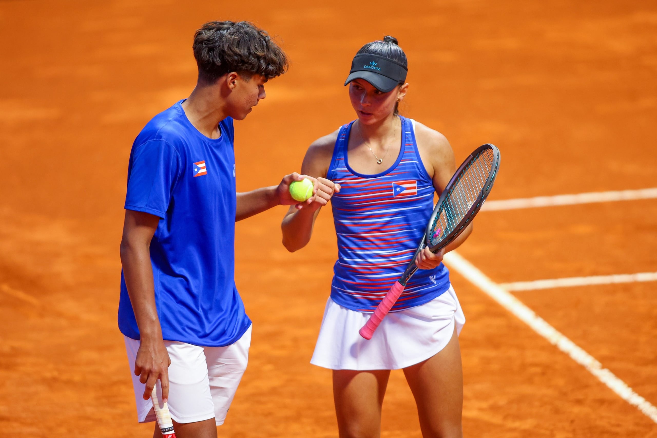 Los tenistas puertorriqueños Yannik Álvarez y Aurora Lugo en los Juegos Panamericanos Junior Asunción 2025.