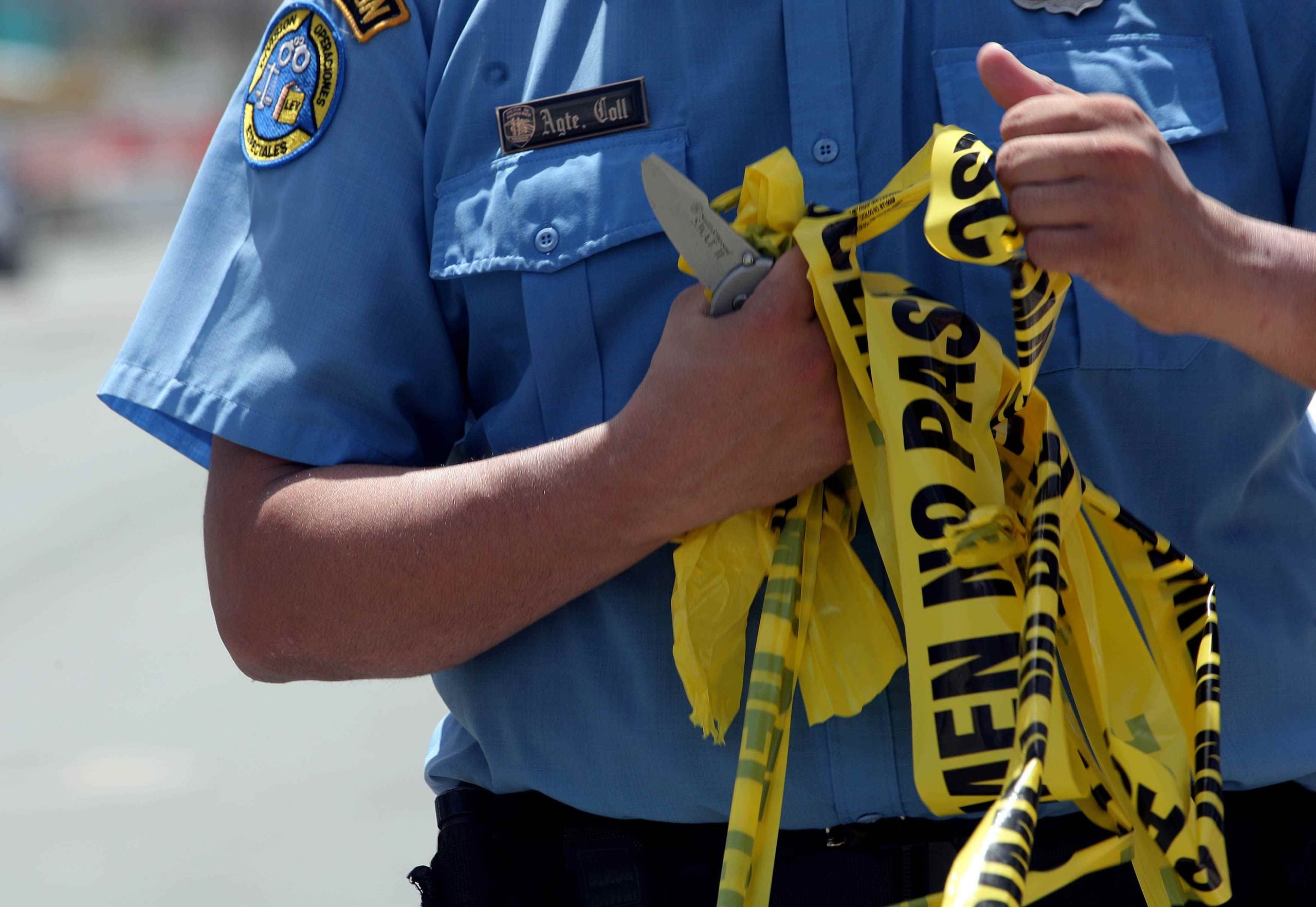 Un agente de la Policía investiga la escena de un asesinato. (GFR Media)