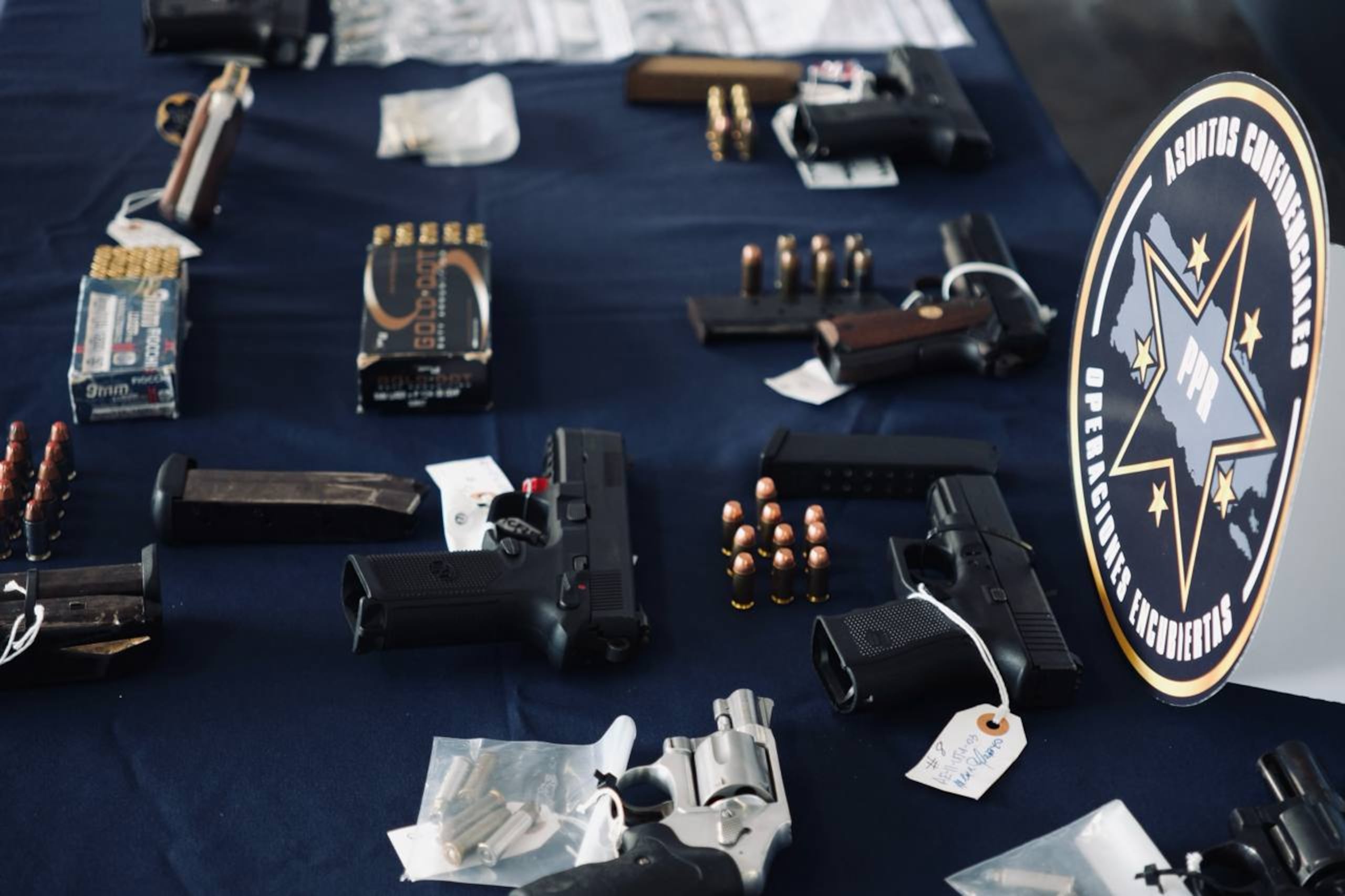 En la foto se muestras varias de las 17 armas ilegales ocupadas a organizaciones criminales de Bayamón y Vega Baja.