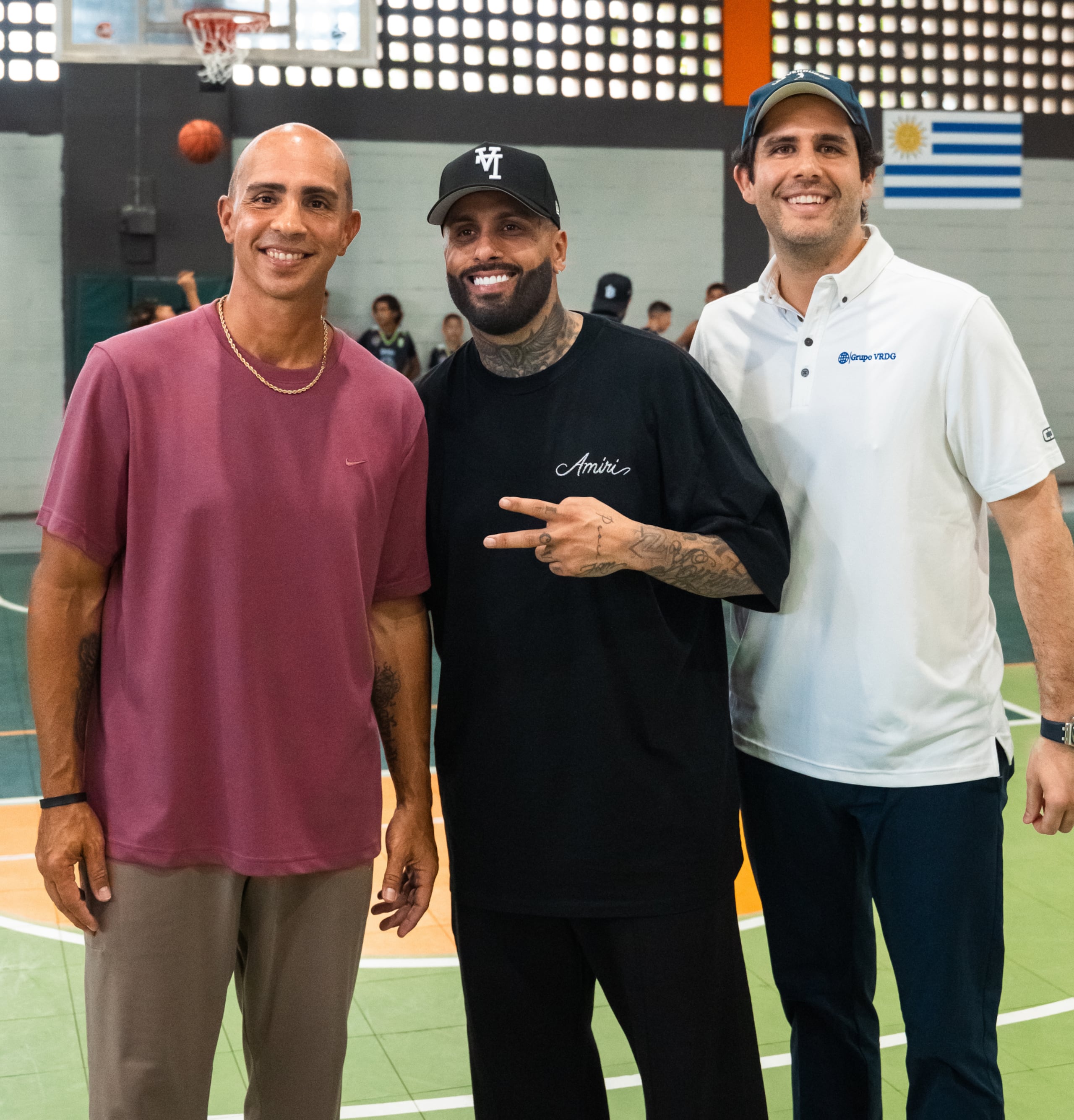 Nicky Jam y Carlos Arroyo junto a Julio Cabral en una clínica de baloncesto en Levittown.