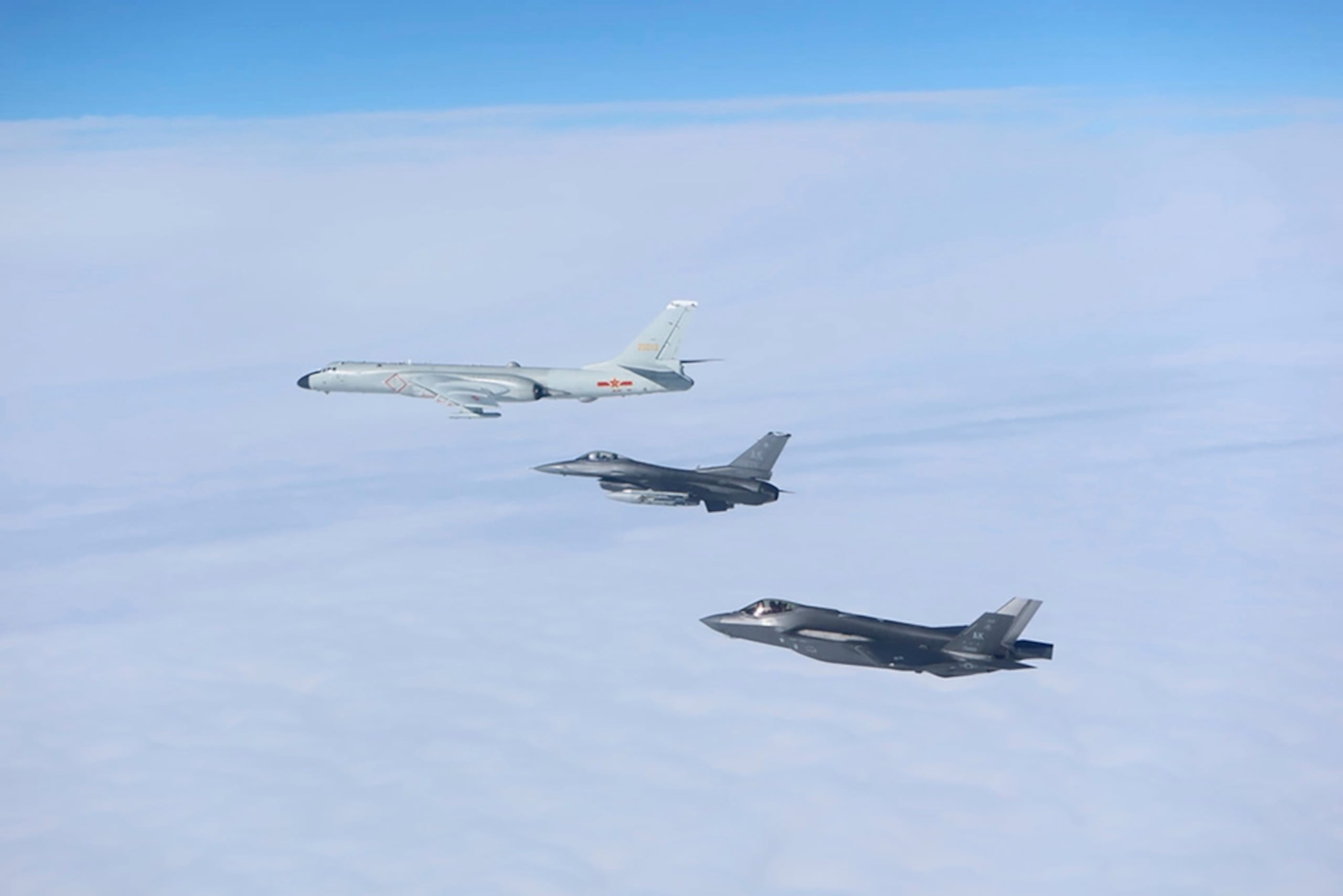 Aviones de combate estadounidense interceptan a una aeronave militar rusa que operaba en la Zona de Identificación de Defensa Aérea de Alaska el 24 de julio de 2024.