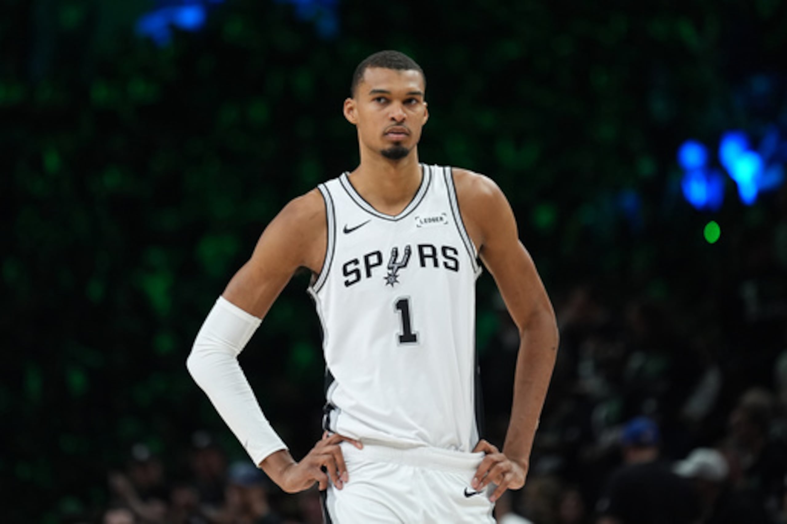 El alero de los San Antonio Spurs Victor Wembanyama (1) espera a que se reanude el juego durante la primera mitad del tercer partido de la segunda ronda de los playoffs de baloncesto de la NBA contra los Minnesota Timberwolves en Minneapolis, el viernes 8 de mayo de 2026. (AP Photo/Abbie Parr)