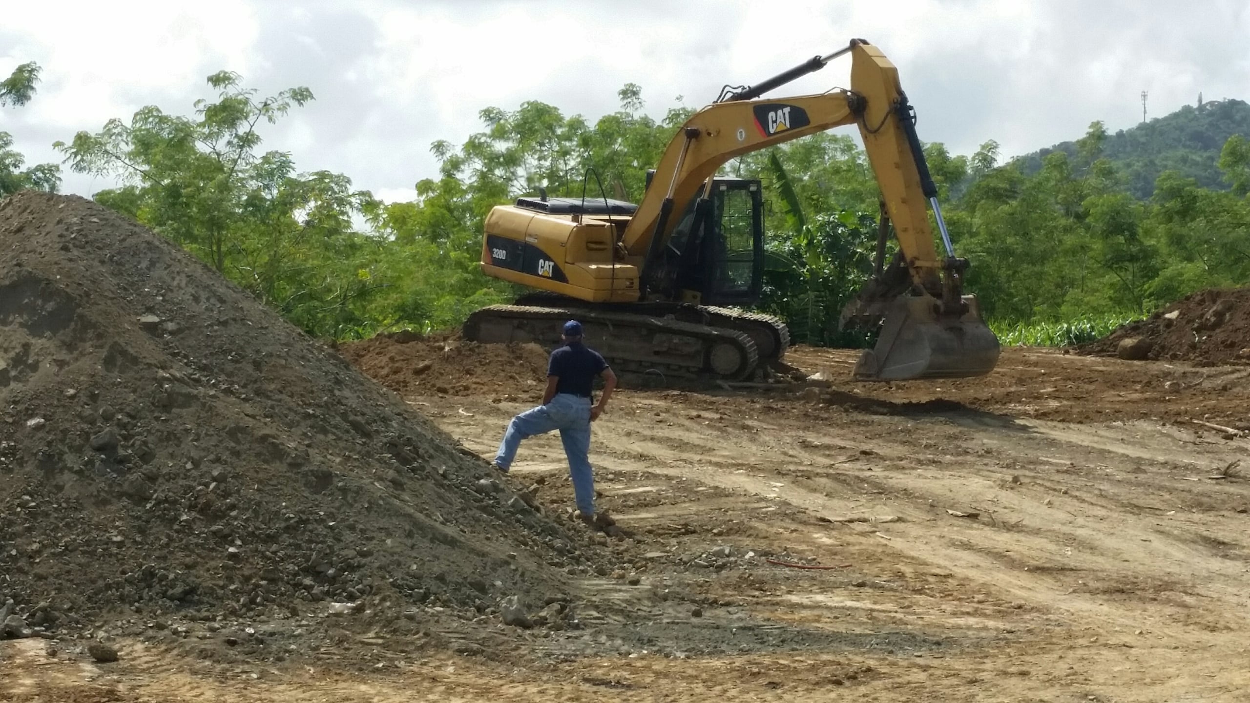 Ayer en la mañana un camión cargando terreno para relleno llegaba al lugar y lo depositaba, mientras otro empleado con una excavadora lo aplanaba. (maribel.hernandez@gfrmedia.com)