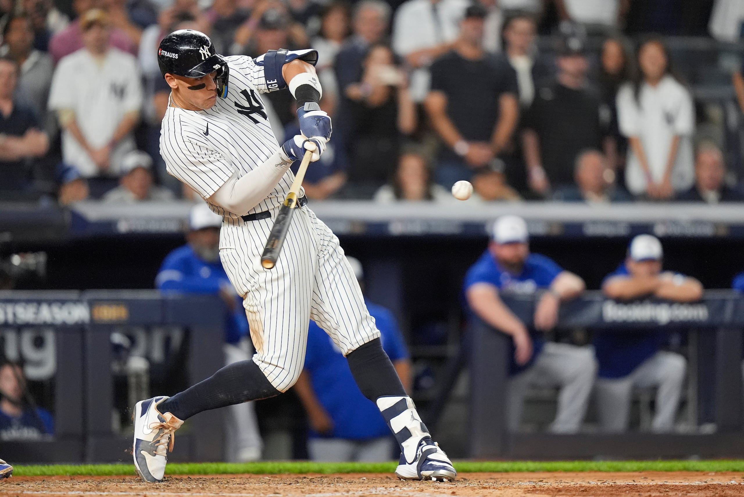 Aaron Judge, de los Yankees de Nueva York, batea un jonrón de tres carreras ante los Blue Jays de Toronto en el tercer juego de la Serie Divisional de la Liga Americana.