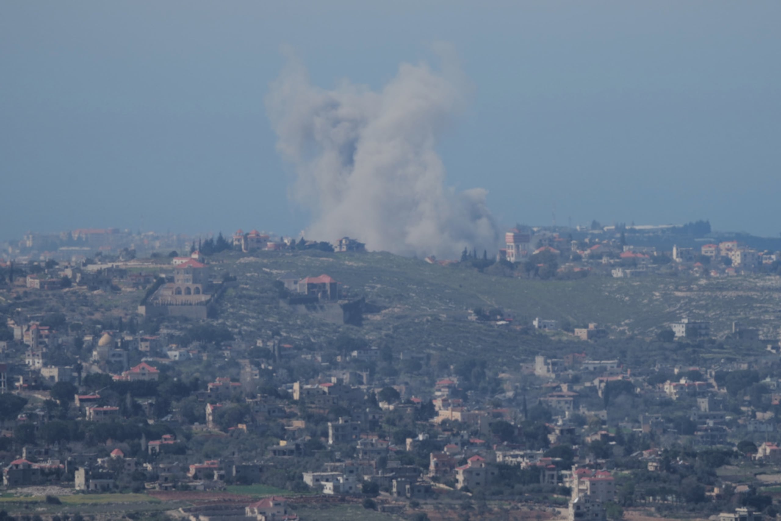 Se eleva humo tras un bombardeo israelí en el sur del Líbano, visto desde el norte de Israel, este lunes, 2 de marzo de 2026.