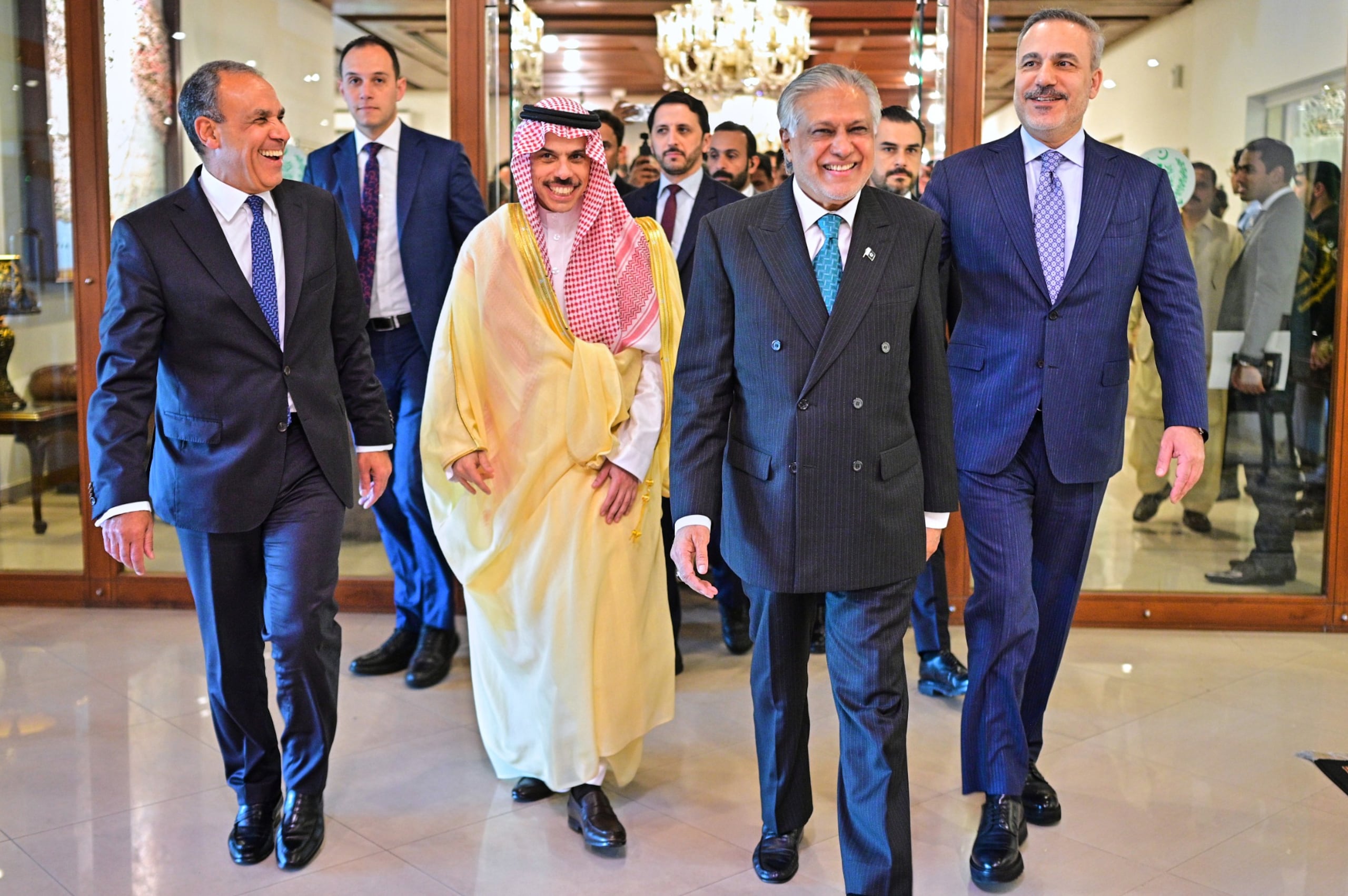 En esta fotografía, difundida por el Ministerio de Asuntos Exteriores de Pakistán, aparecen, de izquierda a derecha, el ministro de Asuntos Exteriores egipcio, Badr Abdelatty; el ministro de Asuntos Exteriores de Arabia Saudí, el príncipe Faisal bin Farhan Al-Saud; el ministro de Asuntos Exteriores de Pakistán, Ishaq Dar; y el ministro de Asuntos Exteriores turco, Hakan Fidan, mientras caminan antes de una reunión sobre la guerra en Oriente Medio, el domingo 29 de marzo de 2026, en Islamabad, Pakistán. (Ministerio de Asuntos Exteriores de Pakistán vía AP)
