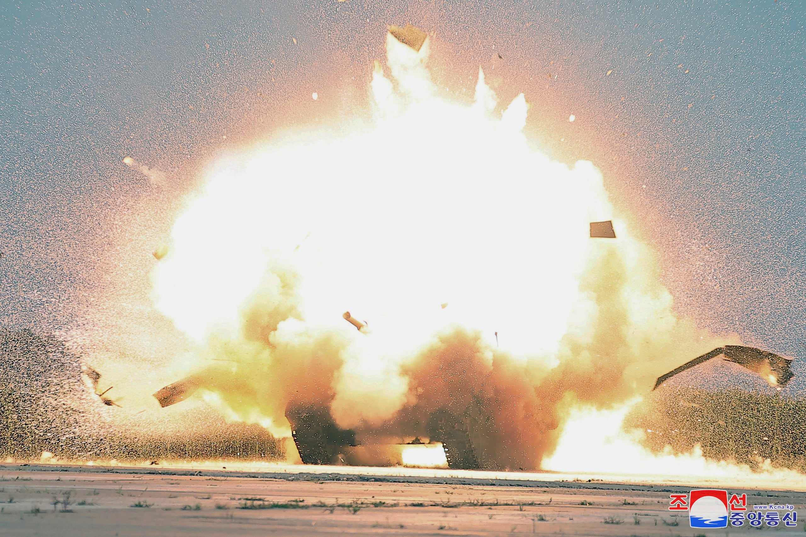 Esta fotografía proporcionada por el gobierno norcoreano muestra una explosión después de que, según dice, un dron se estrelló contra un blanco durante una demostración, el sábado 24 de agosto de 2024, mientras su gobernante Kim Jong Un efectuaba una inspección en un lugar no revelado en Corea del Norte. (Agencia Central de Noticias de Corea/Korea News Service vía AP)