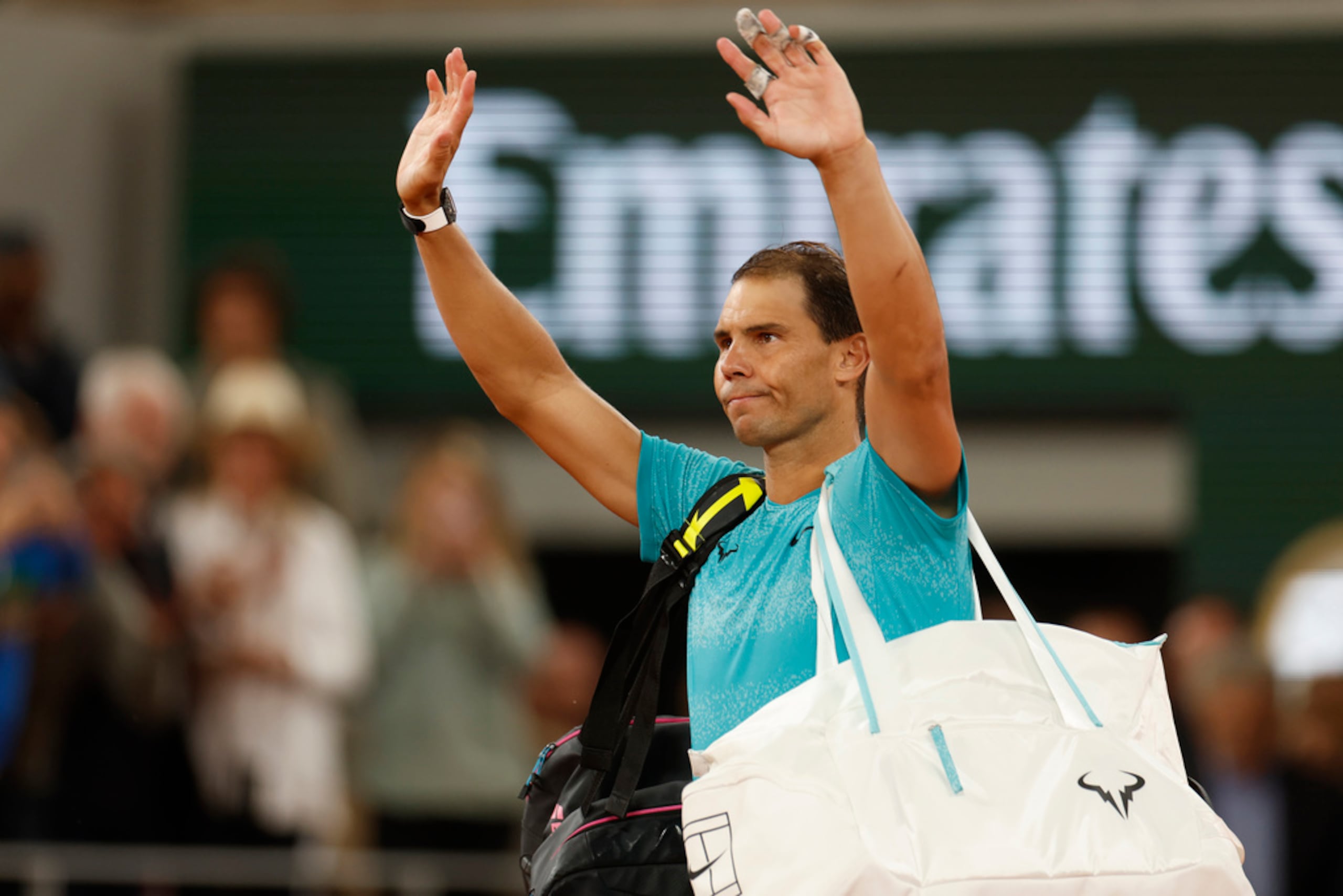 El español Rafael Nadal saluda a la afición al salir de la cancha tras perder en la primera ronda del Abierto de Francia ante el alemán Alexander Zverev.