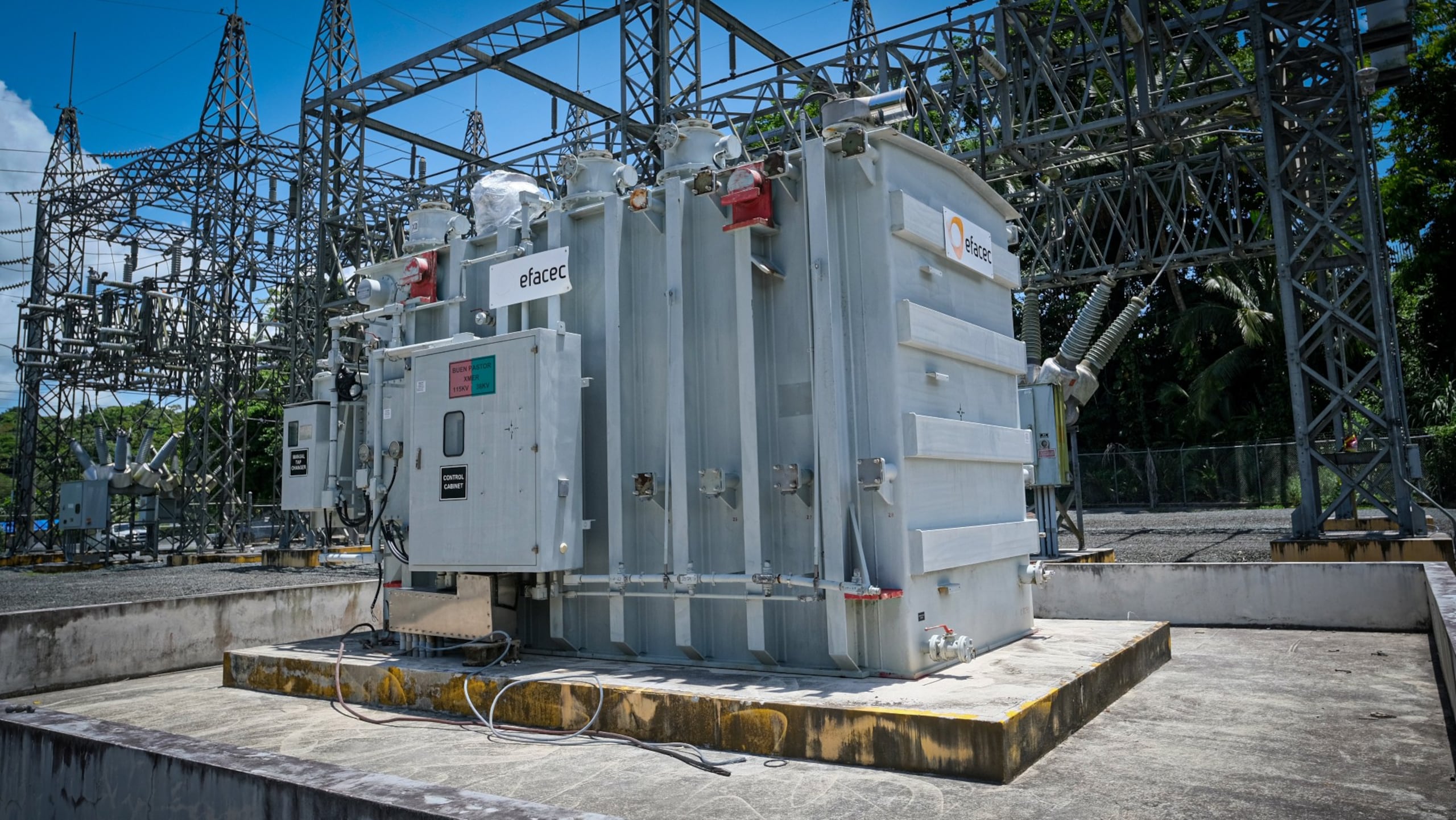 El megatransformador –que, según LUMA, representa la solución permanente para estabilizar el sistema eléctrico para Aibonito, Santa Isabel y Coamo– pesa sobre 172,000 libras y mide más de 16 pies de alto y 9 pies de ancho. Todavía este no ha sido instalado.