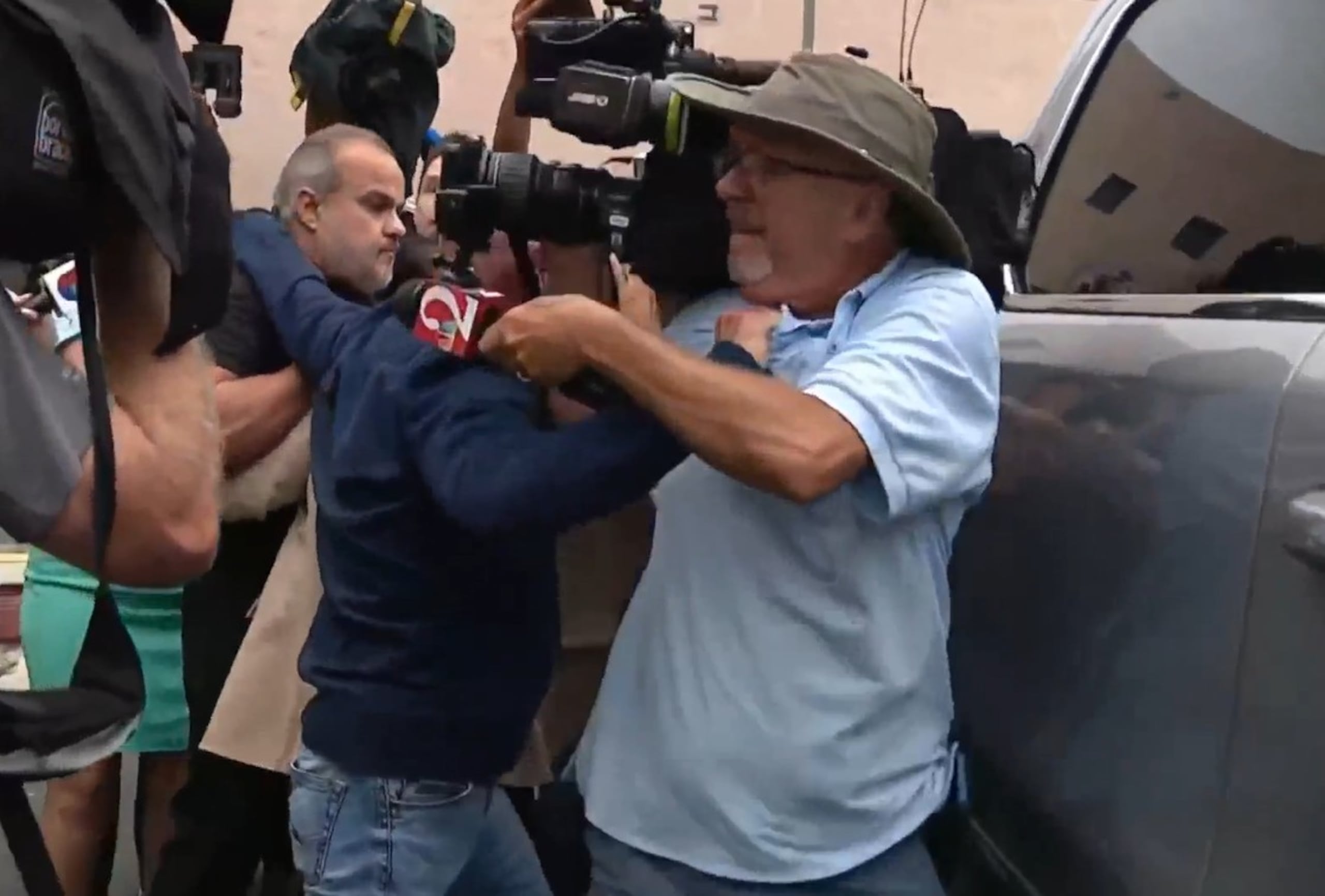 López, quien no hizo comentarios a su salida de la cárcel, se hallaba en prisión desde el cinco de junio.