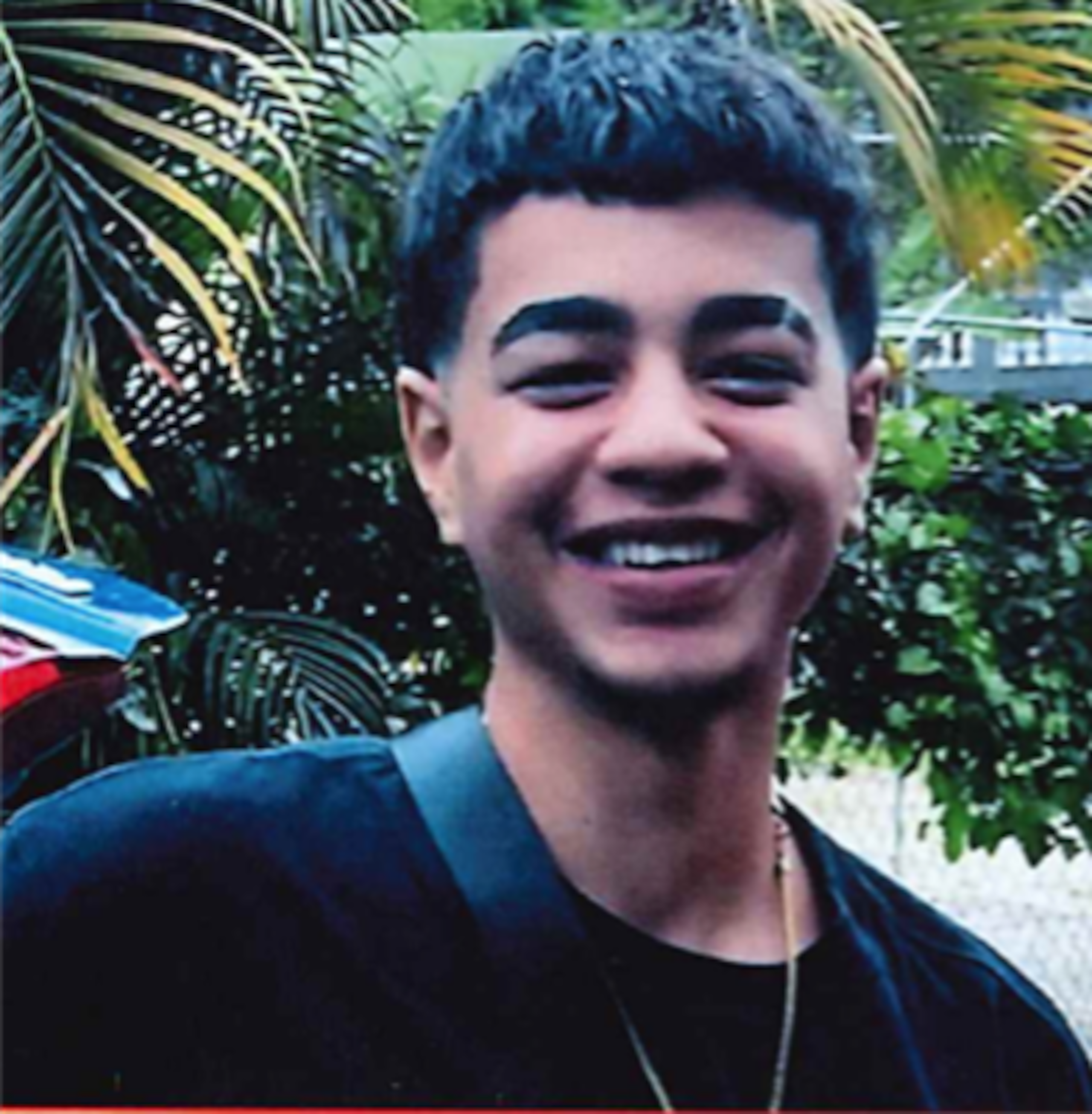 Xavier Yomar Goode Sein vestía una sudadera negra marca Nike y un pantalón corto negro con rayas blancas en los extremos al momento de su desaparición.