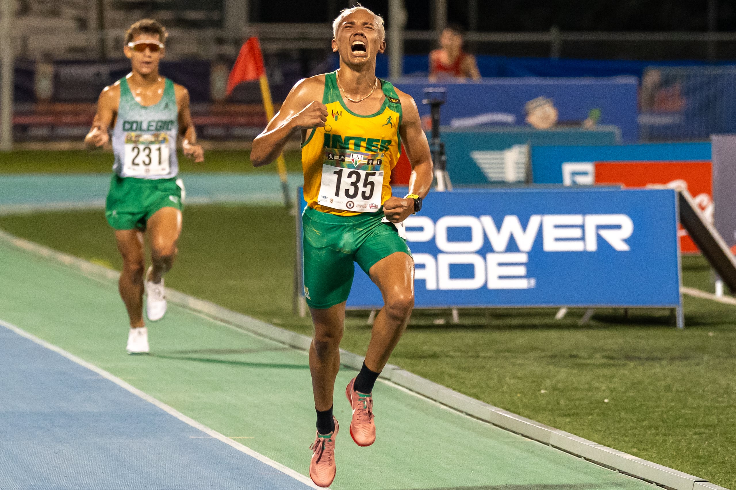 Héctor Pagán reacciona tras establecer una nueva marca en los 10,000 metros en las Justas de la LAI.
