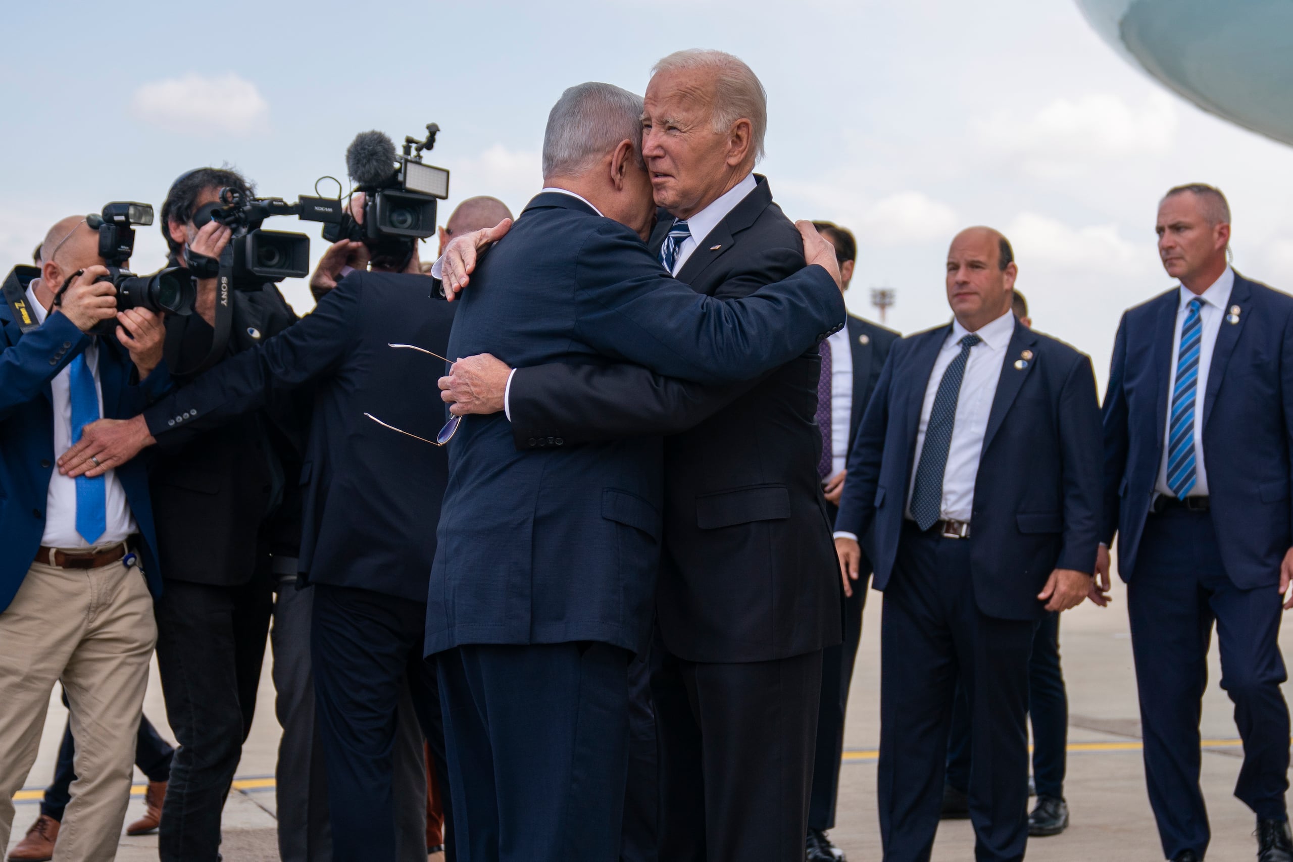 La oficina del primer ministro Benjamín Netanyahu dijo que la decisión de permitir la entrada de ayuda a Gaza, se aprobó por pedido de Biden.
