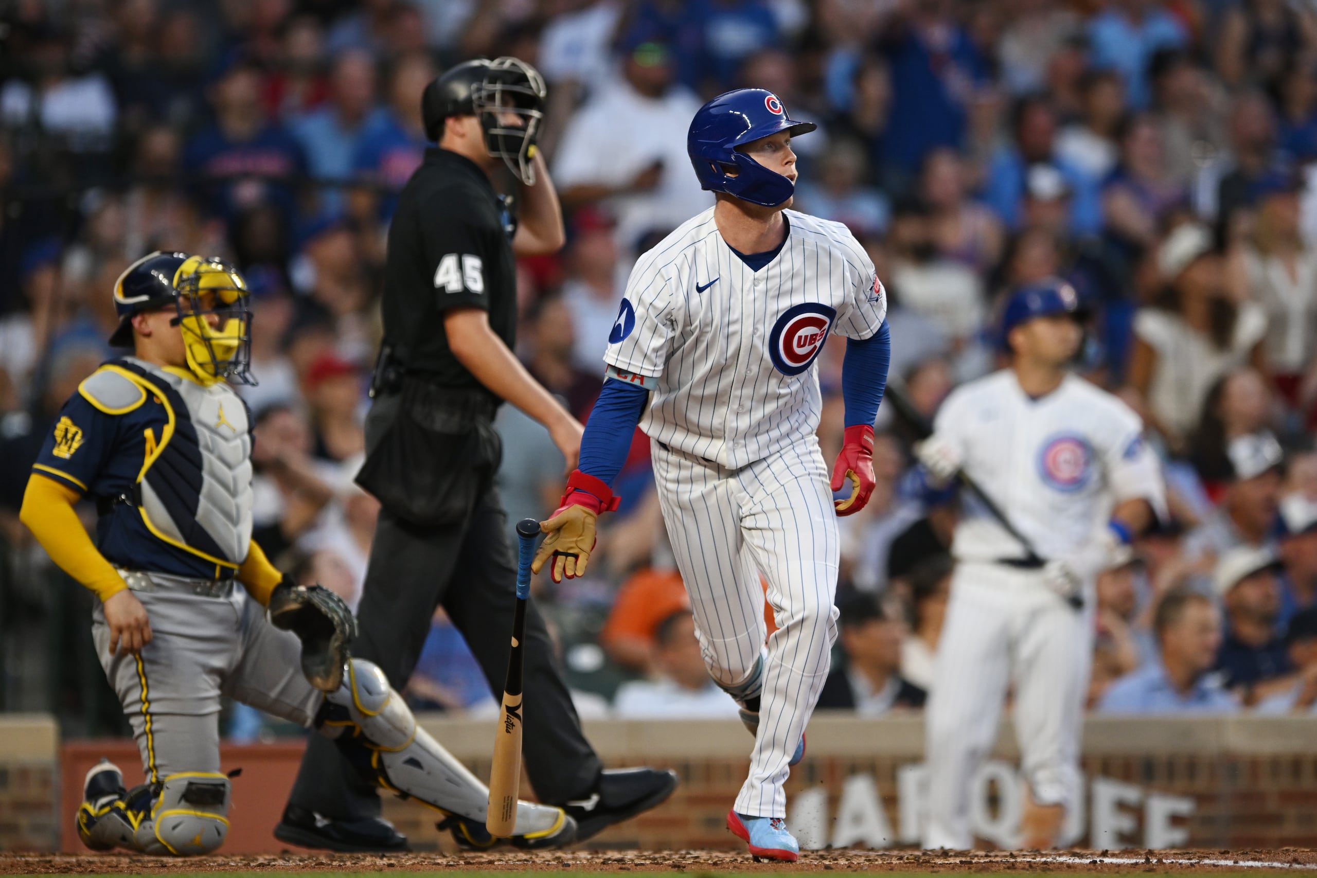Pete Crow-Armstrong, de los Cubs de Chicago, conecta un jonrón de dos carreras ante los Brewers de Milwaukee.