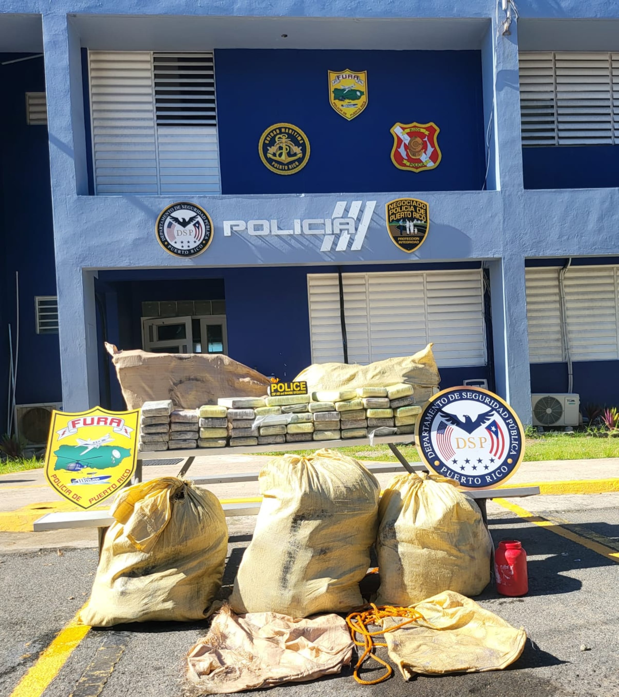 Cargamento millonario de cocaína ocupada por la costa en la playa Punta Viento, en Patillas, en una embarcación con tres tripulantes.